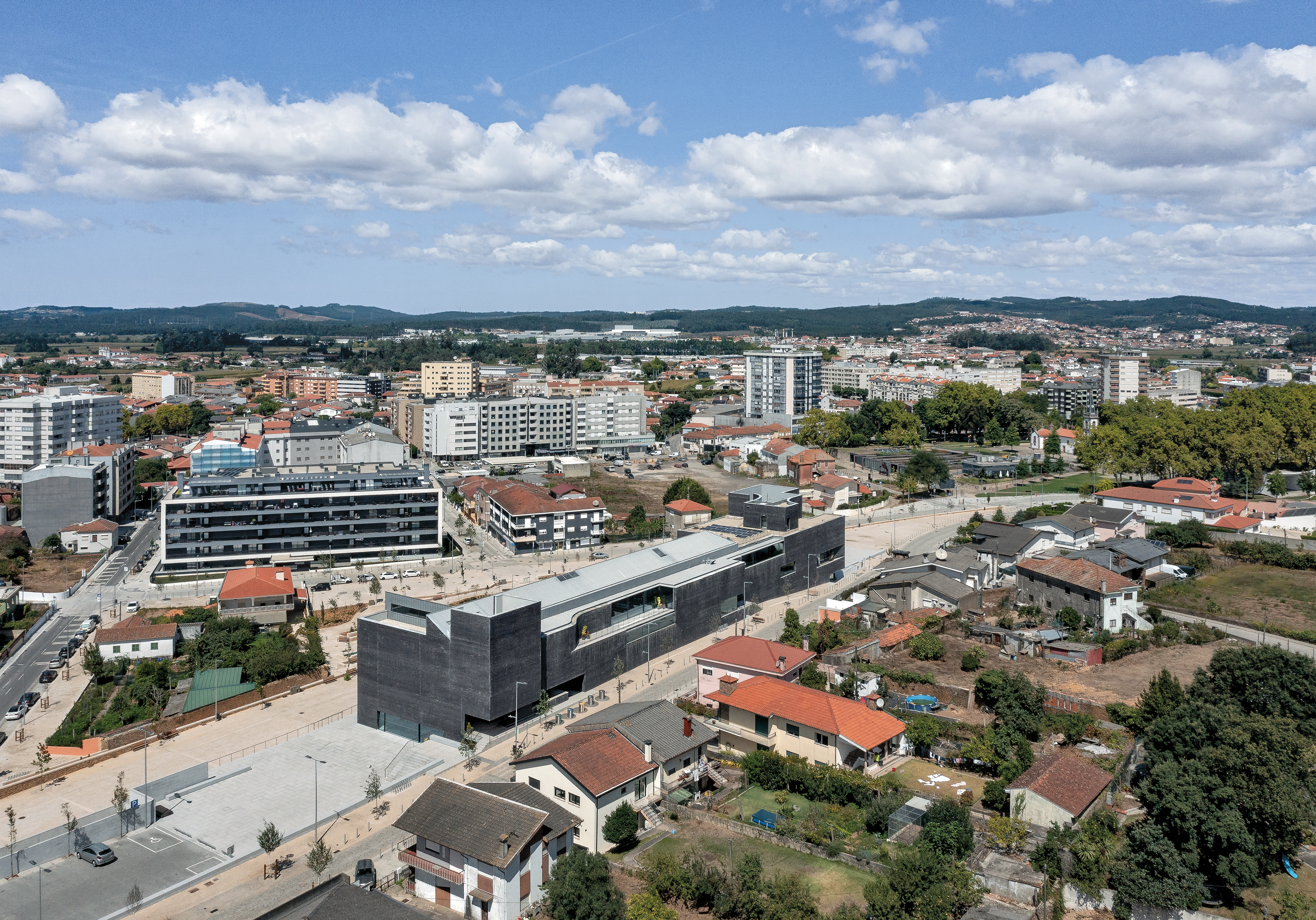 Selbstbewusst besetzt das neue Rathaus den zentralen Bauplatz in der Stadt. Das frühere Bahngelände war erst vor einigen Jahren frei geworden.