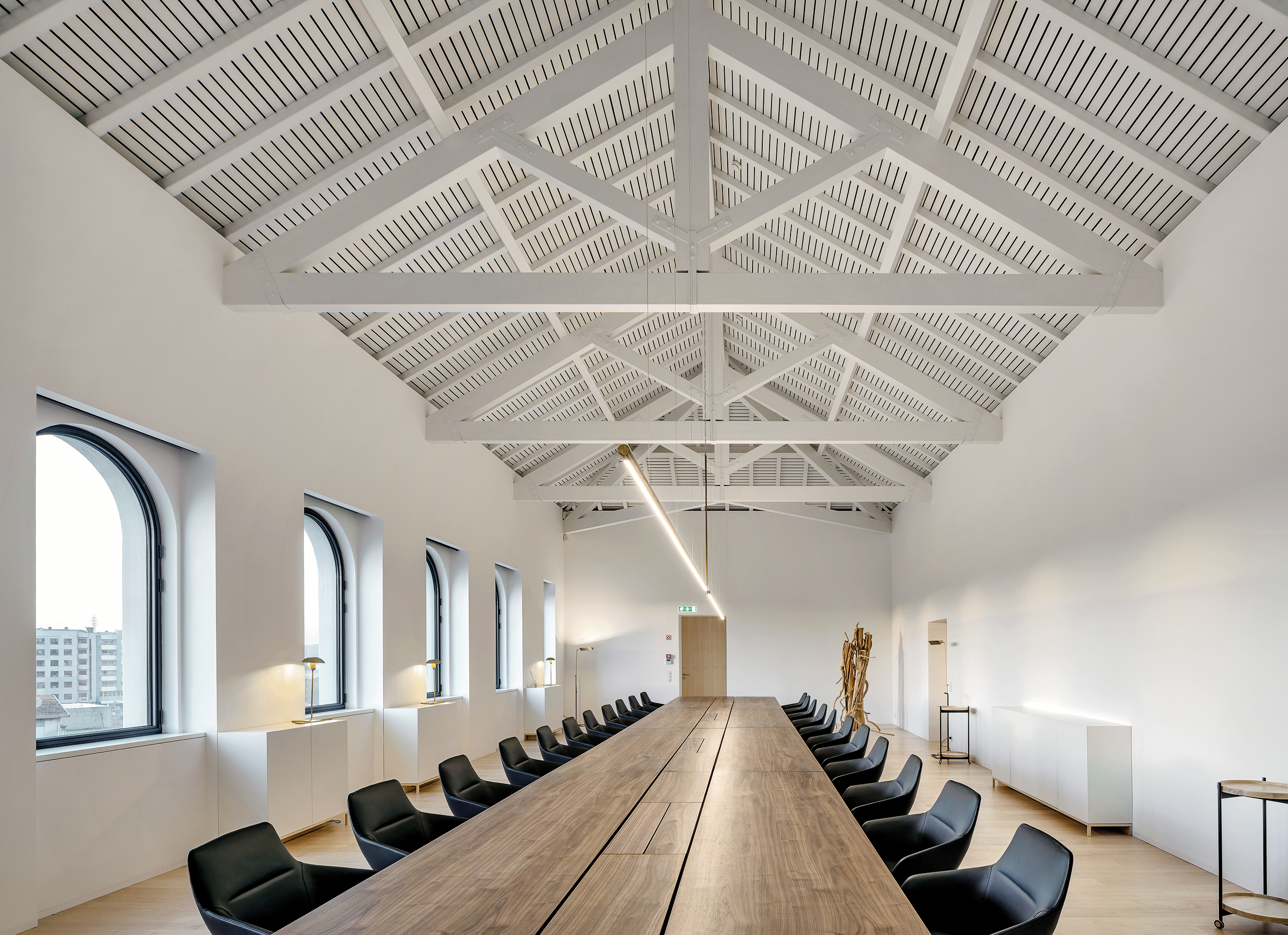 Drei große, mehrgeschossige Hallen im Westen und Süden des Gebäudes verbinden die Büroetagen und bieten Raum für Repräsentation und Veranstaltungen.