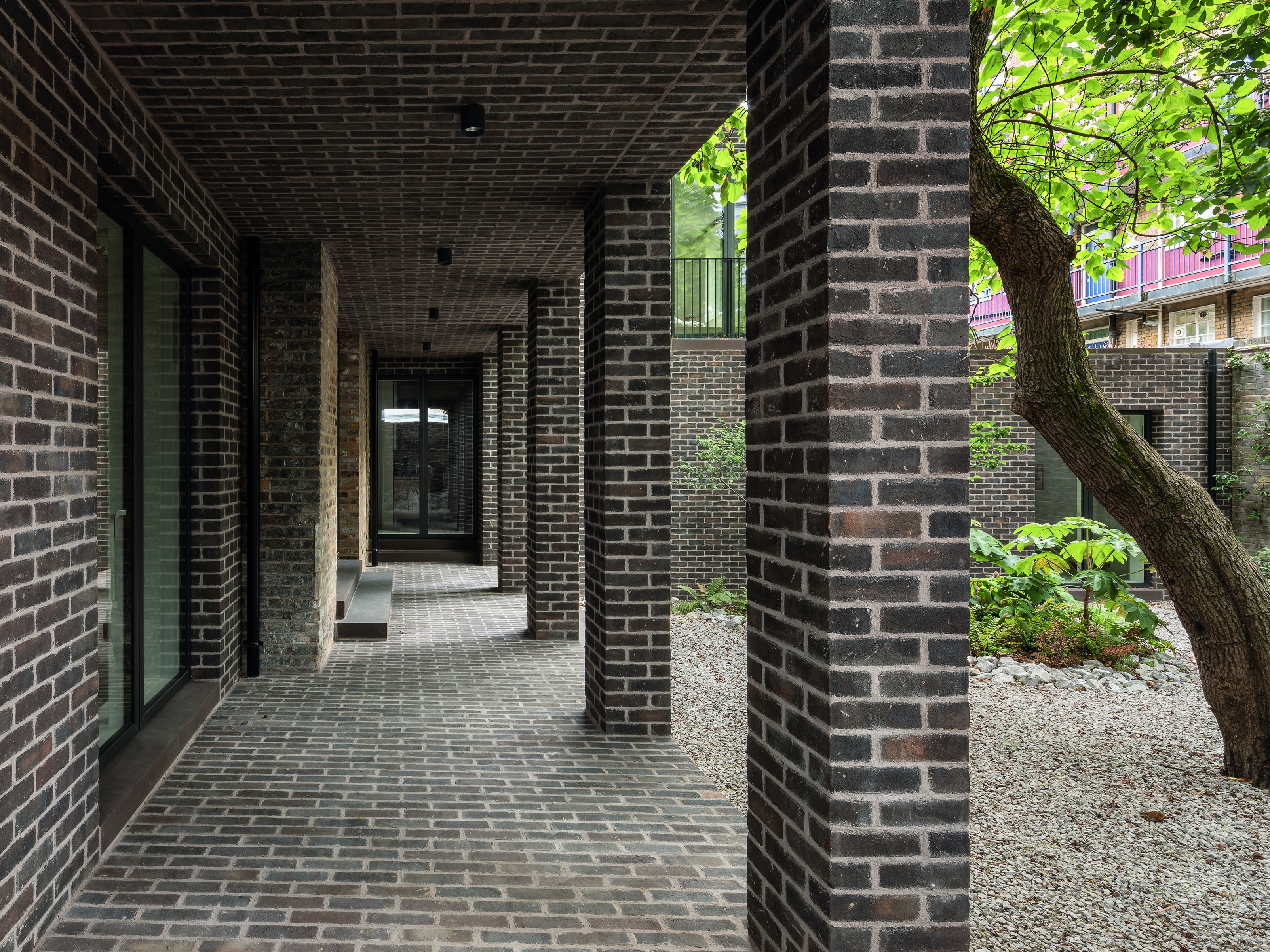 Über die Kolonnade sind Spiel-, Schlaf-und Arbeitszimmer fließend mit dem Innenhof verbunden.