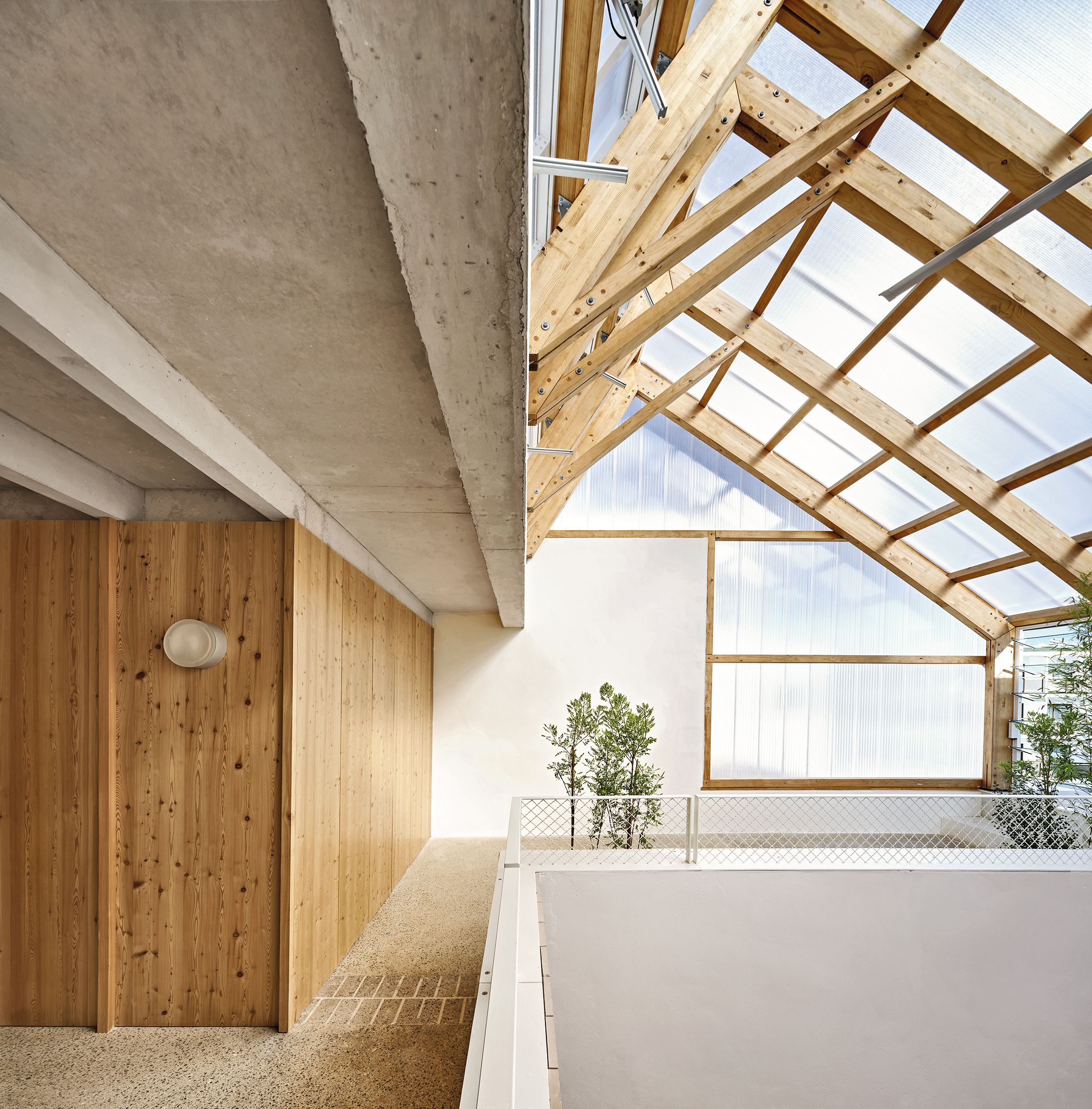 Die Innenhöfe des Gebäudes sind mit Polycarbonat überdeckt. So entsteht ein Solarkamin mit erwärmter Luft, der zur sommerlichen Belüftung dient.