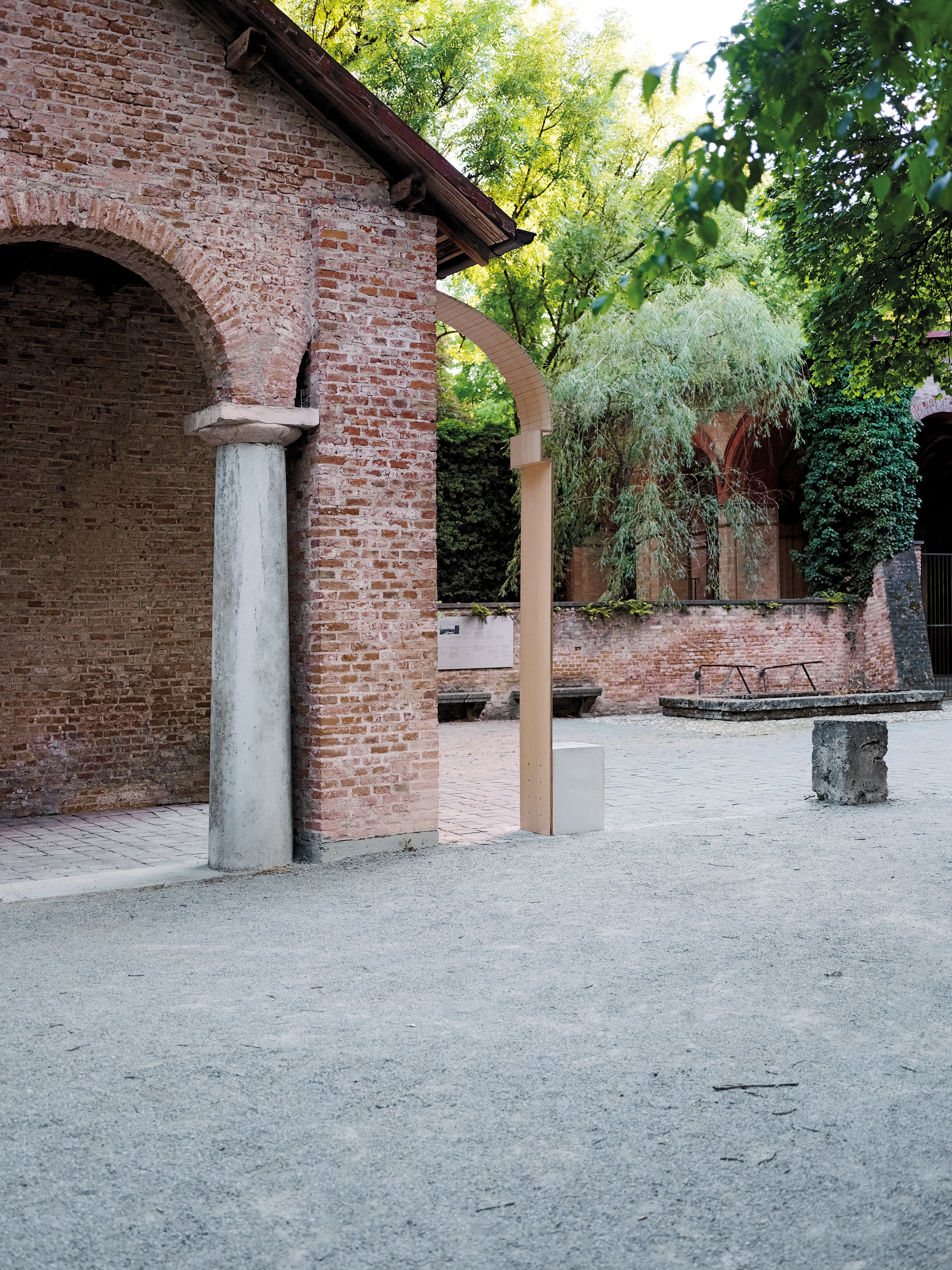 Weiterbauen im Bestand einmal anders: Beim Projekt „Realmontagen“ entwarfen die Studierenden minimalinvasive Interventionen auf dem Alten Südfriedhof in München.