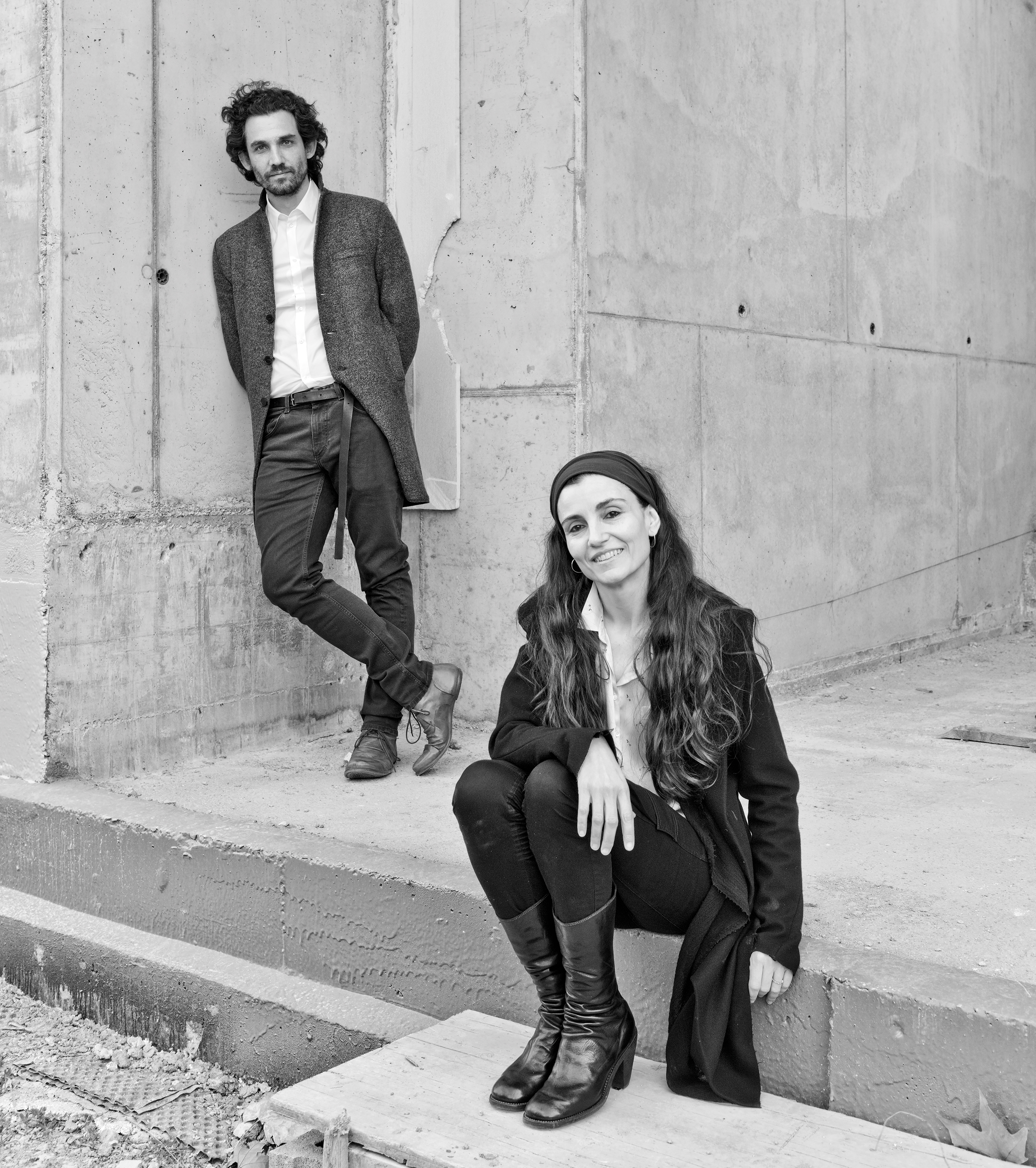 Marta Peris und José Toral gründeten 2005 ihr Büro Peris + Toral Arquitectes in Barcelona. Sie sind beide als Dozenten an der UPC tätig und entwerfen vorwiegend soziale Wohnbauten.