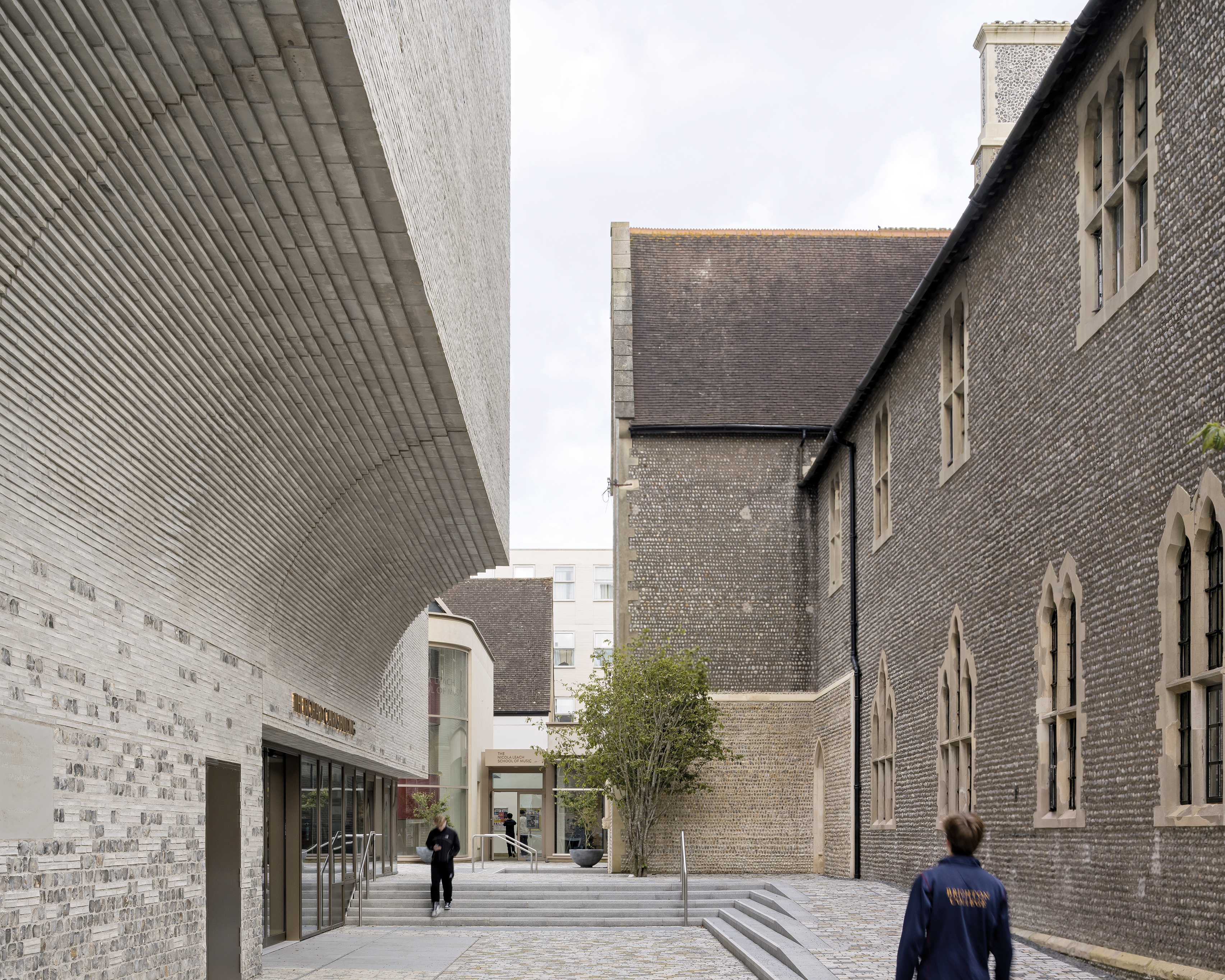 Der geschwungene Überhang wirkt wie ein Tor. Er überspannt die Freifläche zwischen Hauptgebäude
und Zentrum für darstellende Kunst.