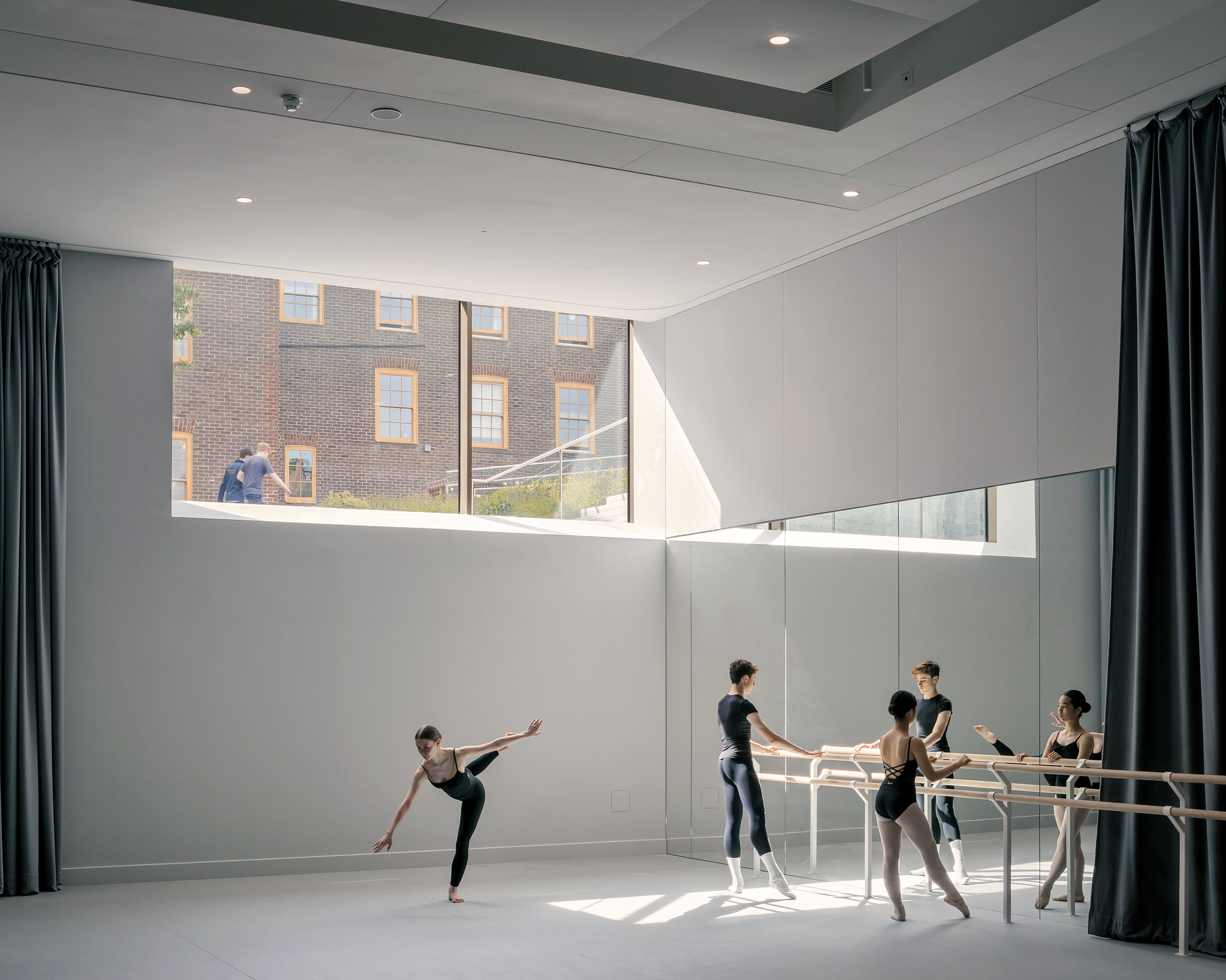 Ein Panoramafenster gibt Einblick in den Ballettsaal mit zweifacher Höhe.