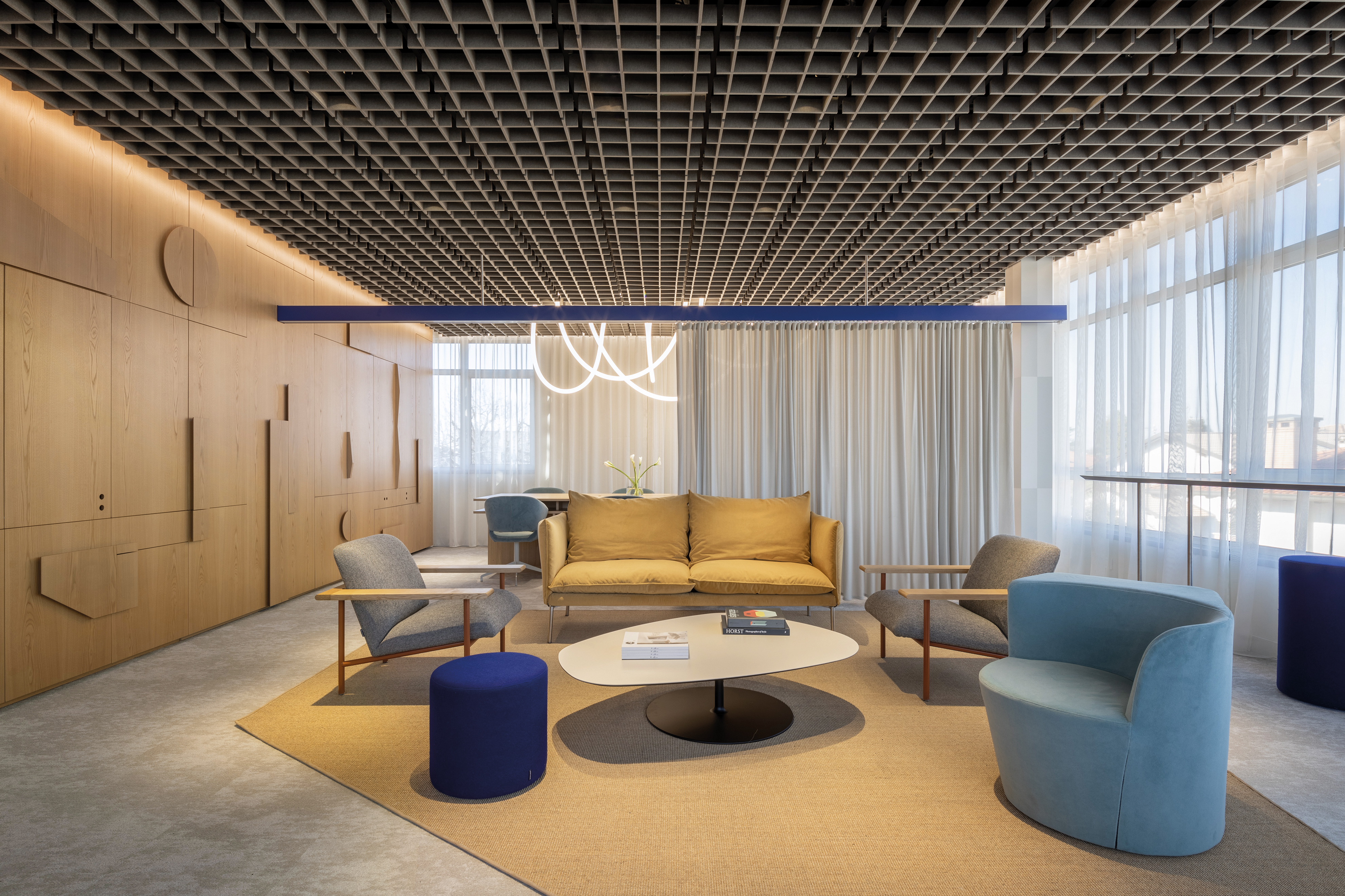 Visual Display designed a space for Chiurlo inspired by 1950s airport terminals. Echojazz’s EchoGrid sound absorbing ceiling system was fitted.