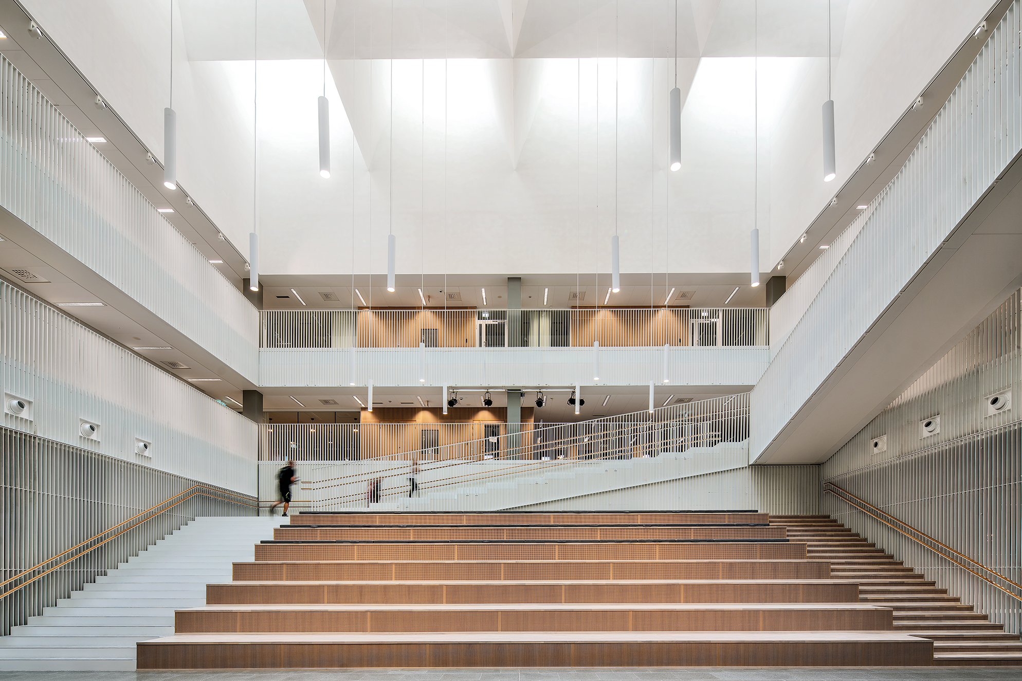 At the Jätkäsaari School in Helsinki, designed by Aor Architects, the seamless walls and ceilings are finished with Ecophon’s perlite acoustic plaster.