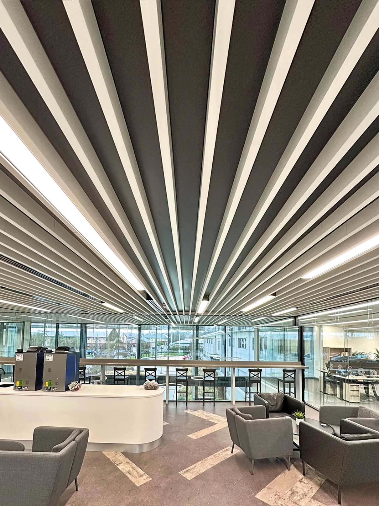 Im Asseal Global Technology Centre in Rotherham wurde eine geschlossene Deckenlösung mit Metallsegmenten von Hunter Douglas Architecture umgesetzt.