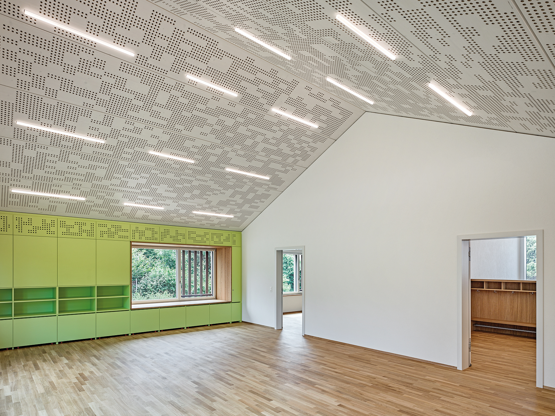 Im Kindergarten in Ebertswil (CH) von Illiz Architektur ist alles aus Holz, auch die Deckenflächen aus weißlasierten Akustikelementen von Lignatur.