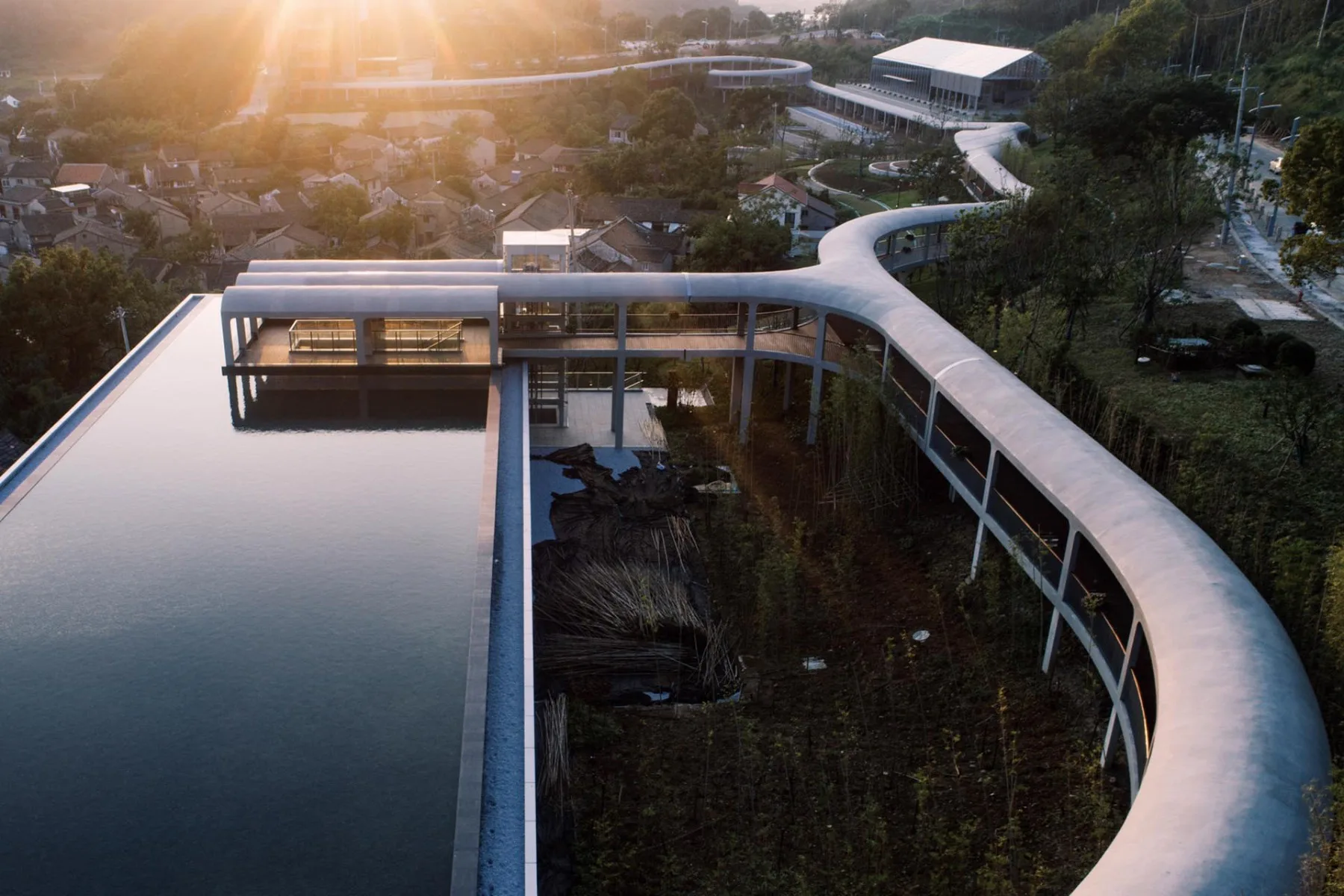 Ein verfallener Campus wurde in ein hochmodernes Akademiezentrum verwandelt.
