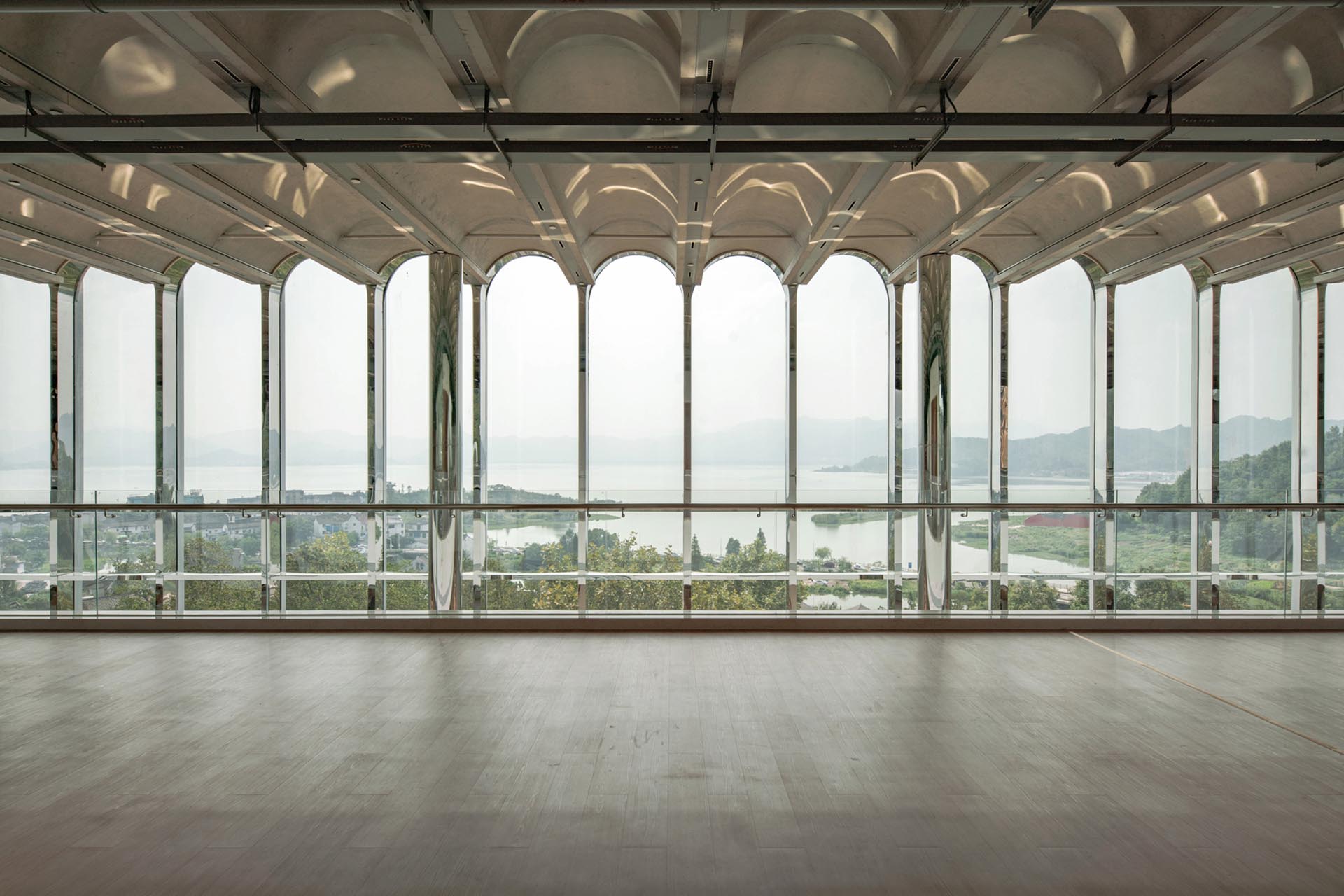 Kontinuierliche Rippenbogendecken: Originalelemente prägen die Architektur.