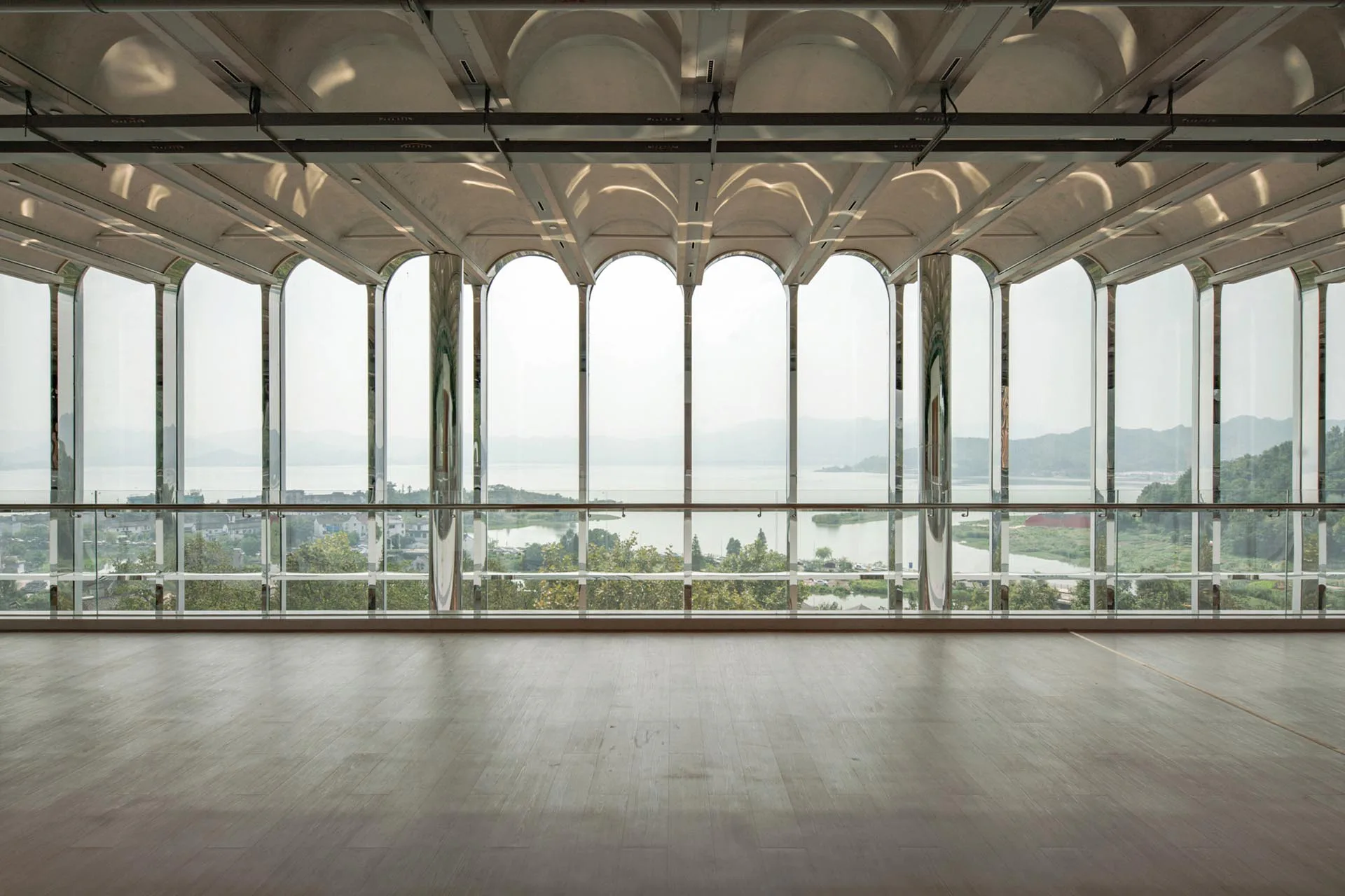 Kontinuierliche Rippenbogendecken: Originalelemente prägen die Architektur.