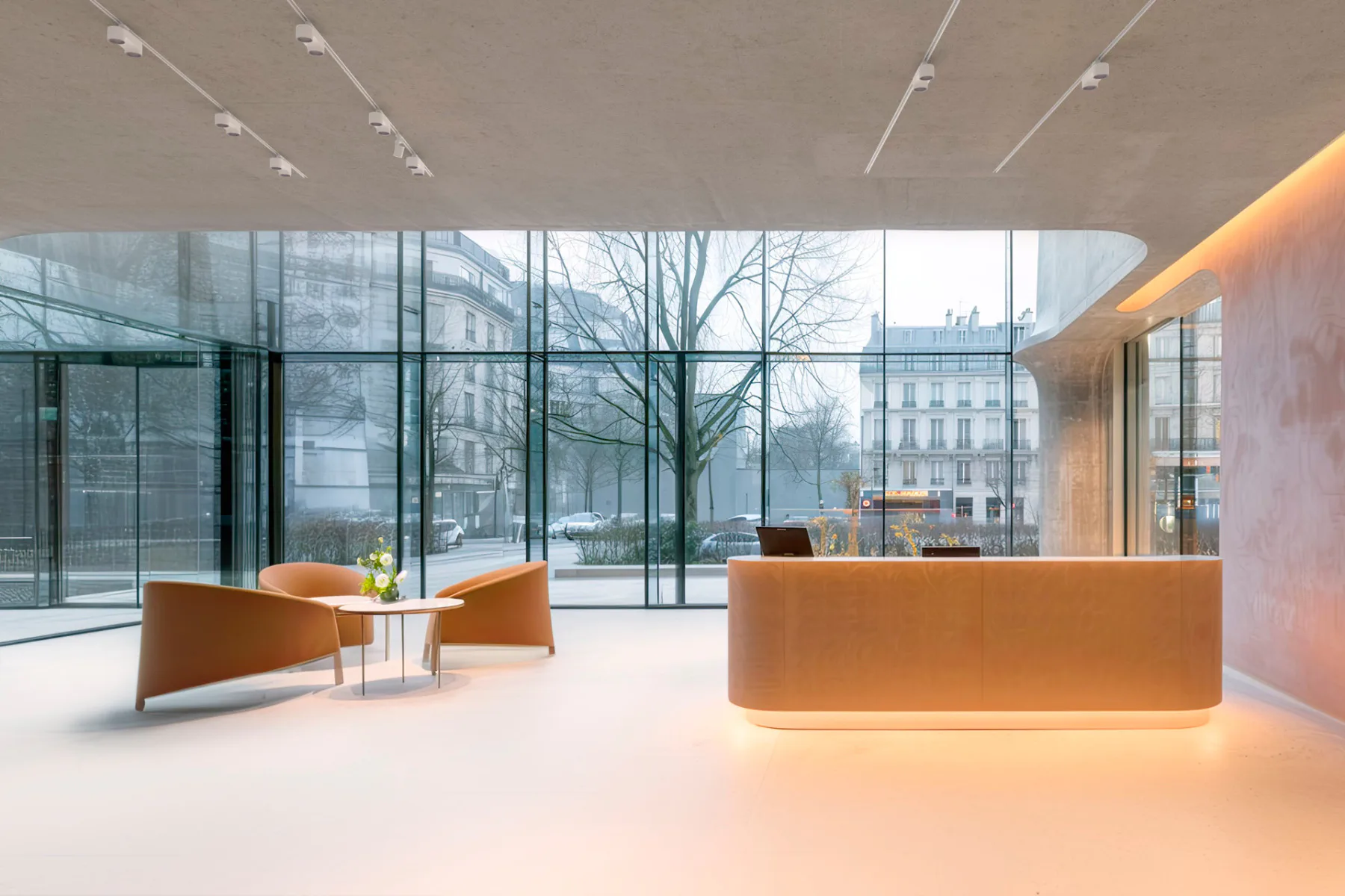 Erco erweitert mit den Iku Downlights für Stromschienen die Beleuchtungslösungen für Museen, Hotels und Retail. Die Leuchten bieten blendfreie Ausleuchtung und anpassbare Lichtverteilungen.
