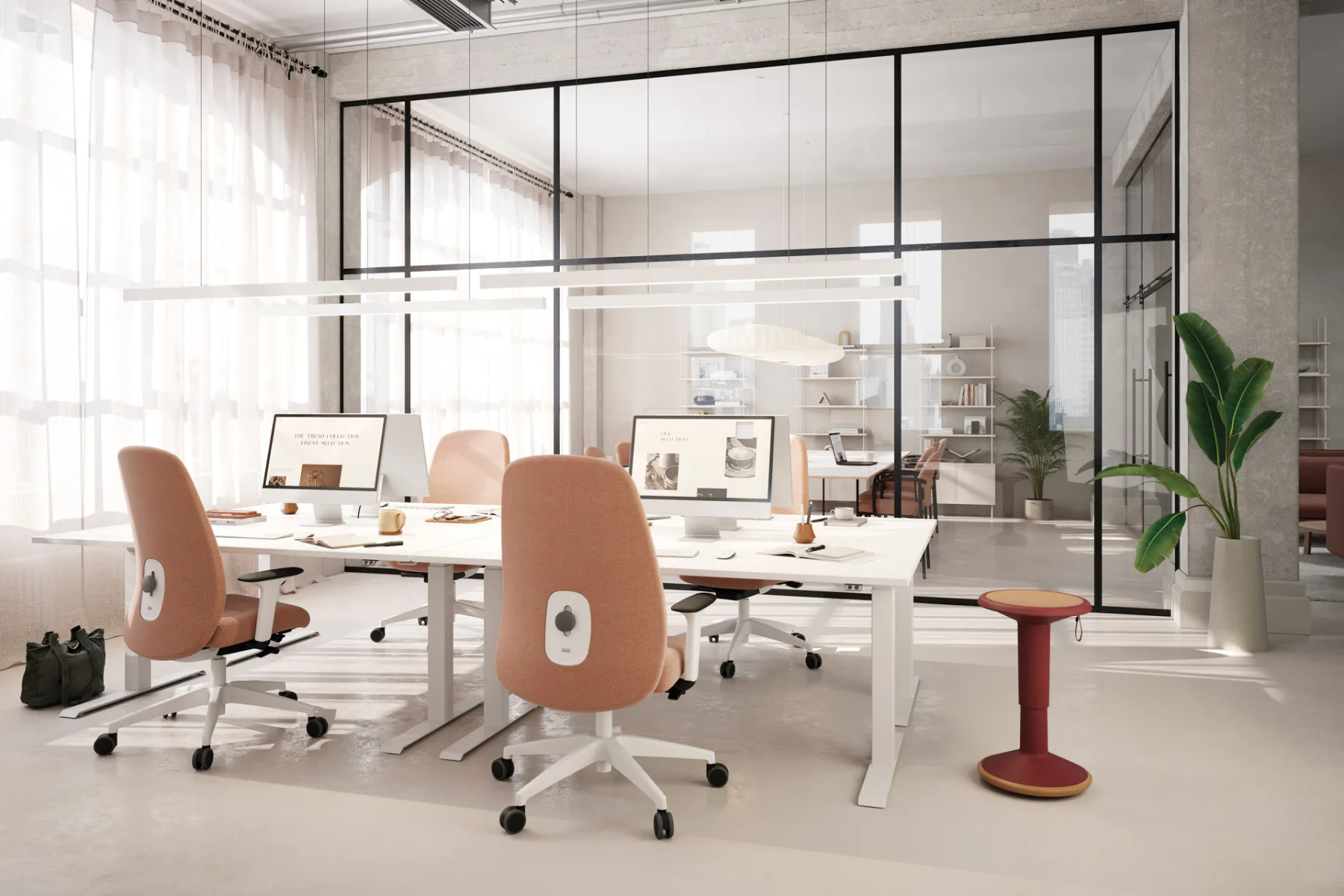 Der Hej Drehstuhl von Interstuhl bietet mit ergonomischer S-Form und anpassbarer Lordosenstütze idealen Komfort für lange Arbeitsphasen. Autolift- und Synchronmechanik unterstützen ergonomische Bewegungen.