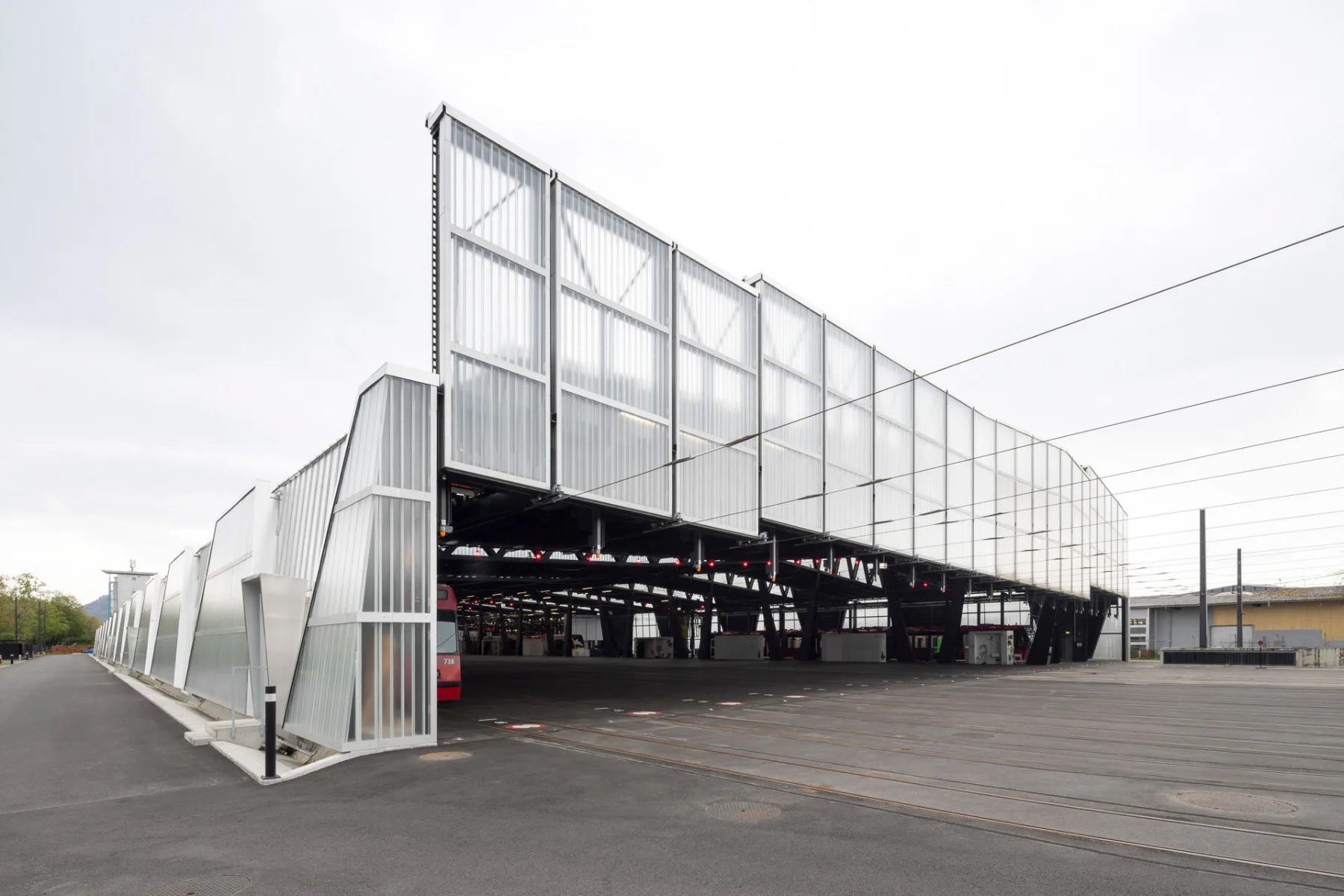 Für die Ein- und Ausfahrten der Trams wurde die Fassade des Depots stützenfrei als eine über die komplette Breite freitragende Konstruktion geplant.