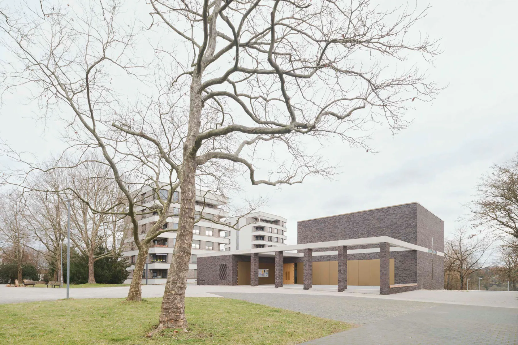 Die dunkle Klinkerfassade des Kirchenneubaus betont die herausgehobene Stellung im Quartier.