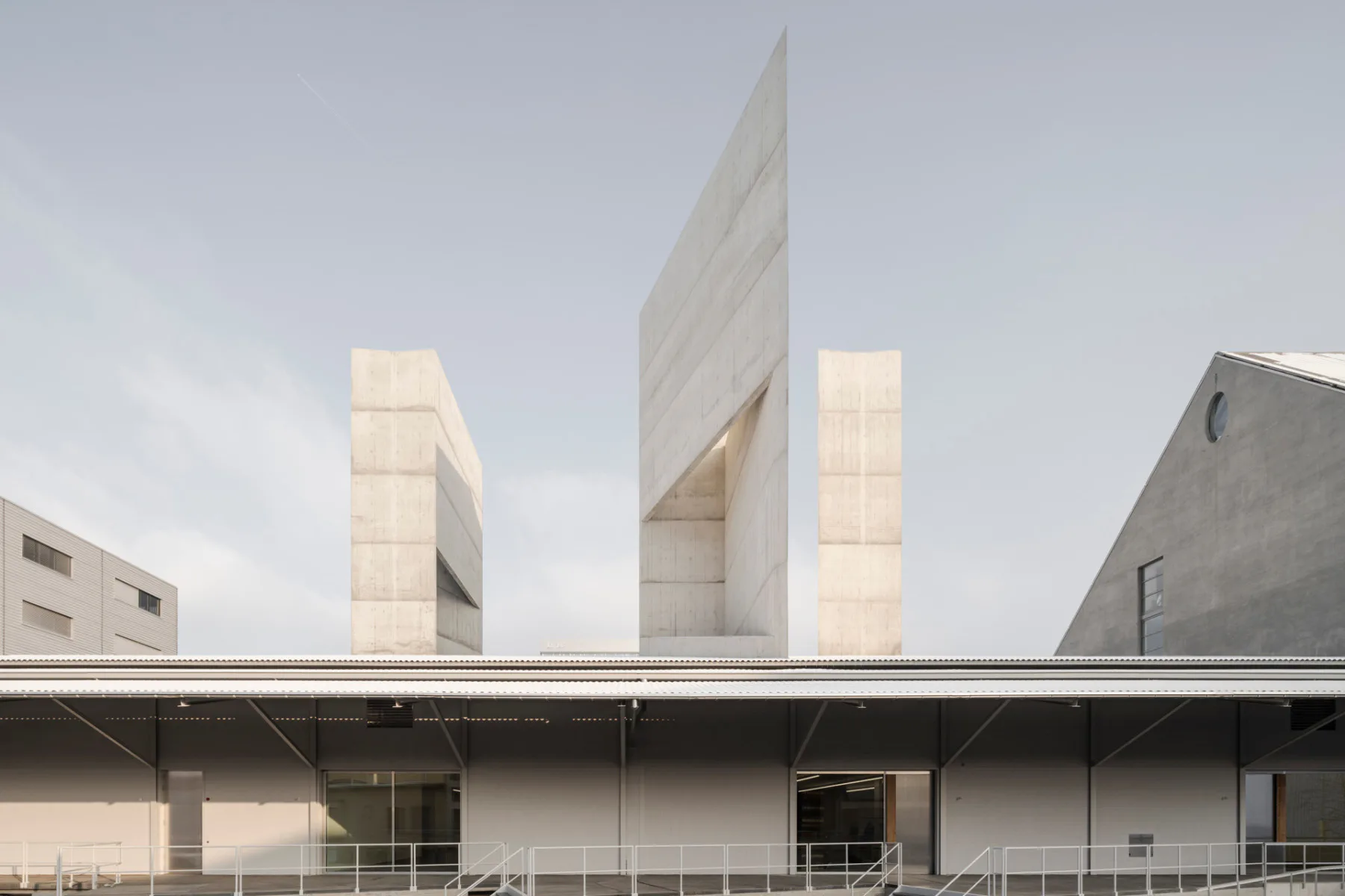 Kaum zu übersehen sind die drei Lichttürme, die die umgebaute Halle überragen. Sie spenden Licht für das Gebäudeinnere und stabilisieren überdies das Dach.