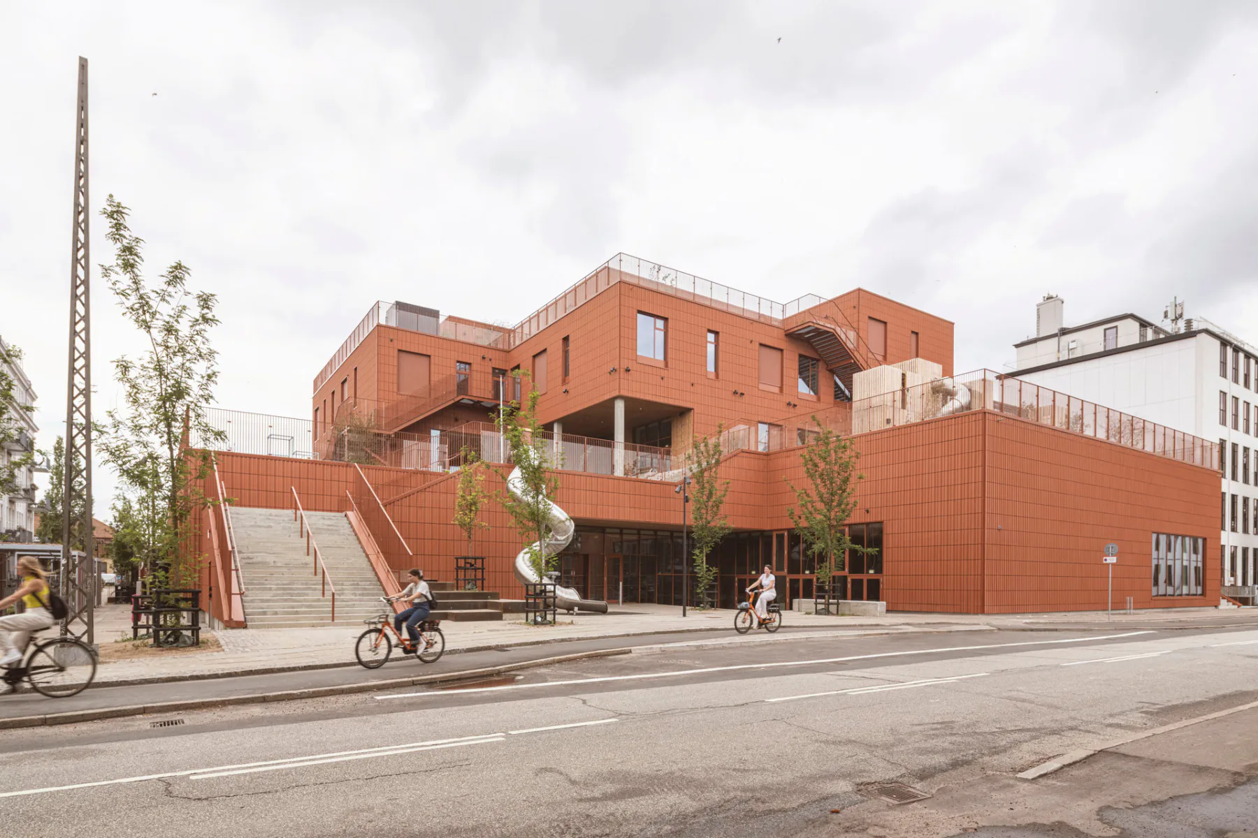 Über fünf Etagen staffelt sich der Baukörper der Nordøstamager-Schule zur Straße hinunter. Die Fassaden sind einheitlich mit Keramikplatten verkleidet.