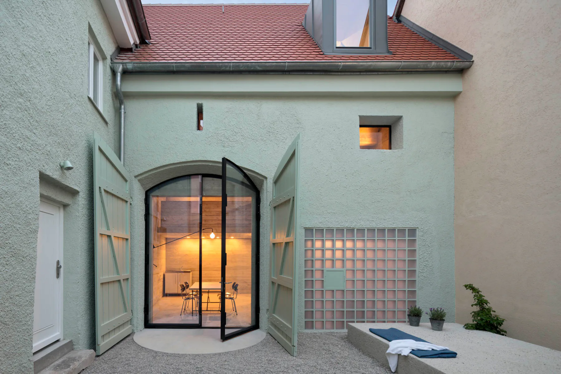 Kontemplativer Ort: der Innenhof mit dem dahinter angrenzenden Wirtschaftsbau.