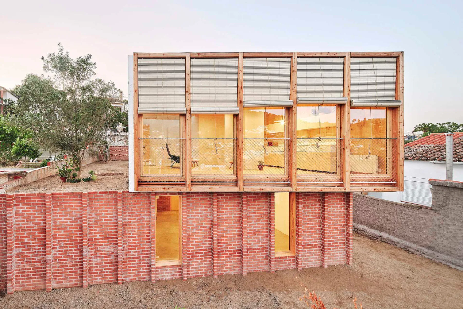 Oben leicht und offen, unten schwer und geschlossen – diese Dualität prägt das Haus in Sant Vicenç dels Horts innen wie außen.