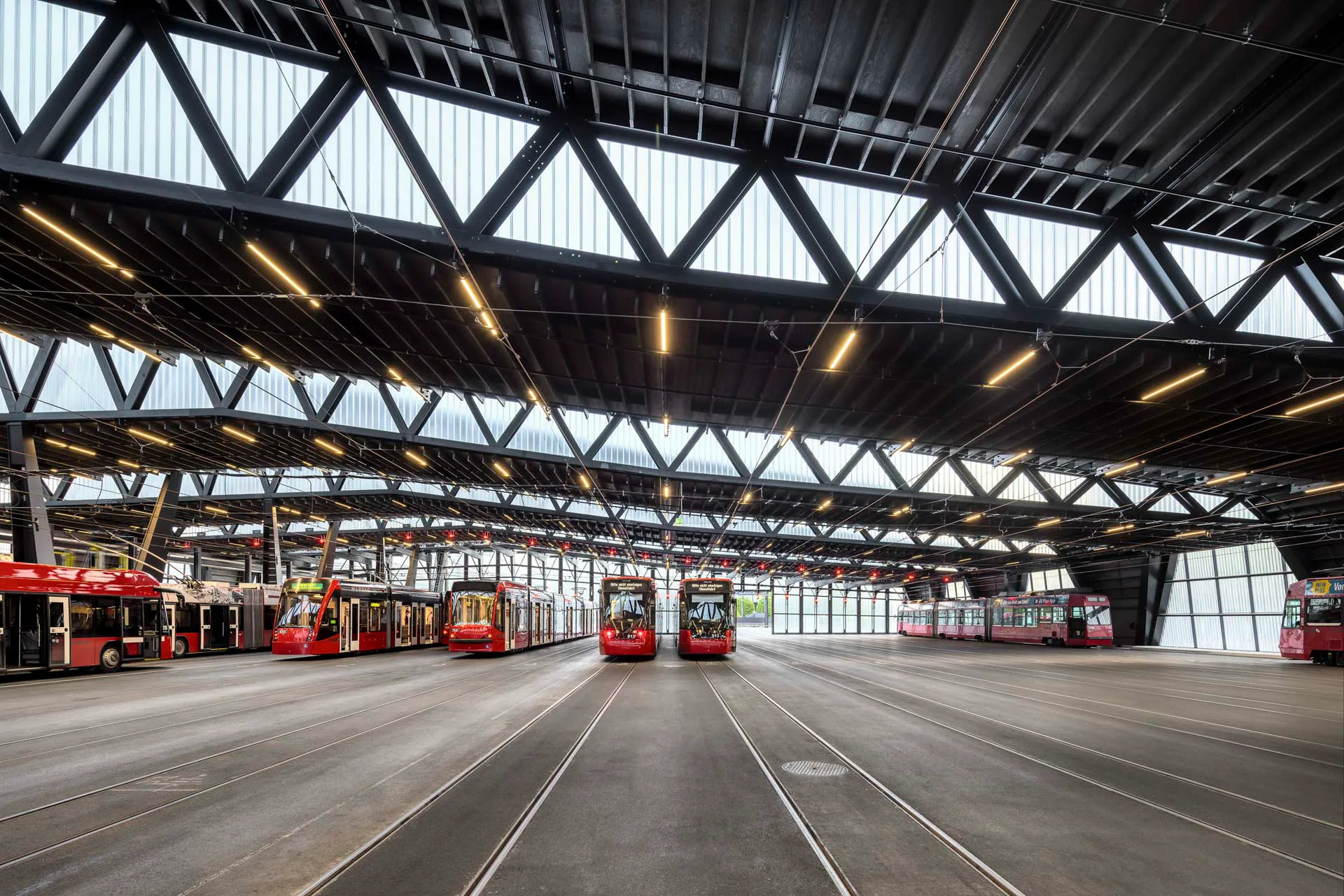 Der erste Bauabschnitt des Tramdepots bot Stellplatz für 28 Trams, was auch den insgesamt 19 automatischen Hubtoren von Hodapp zu verdanken ist.