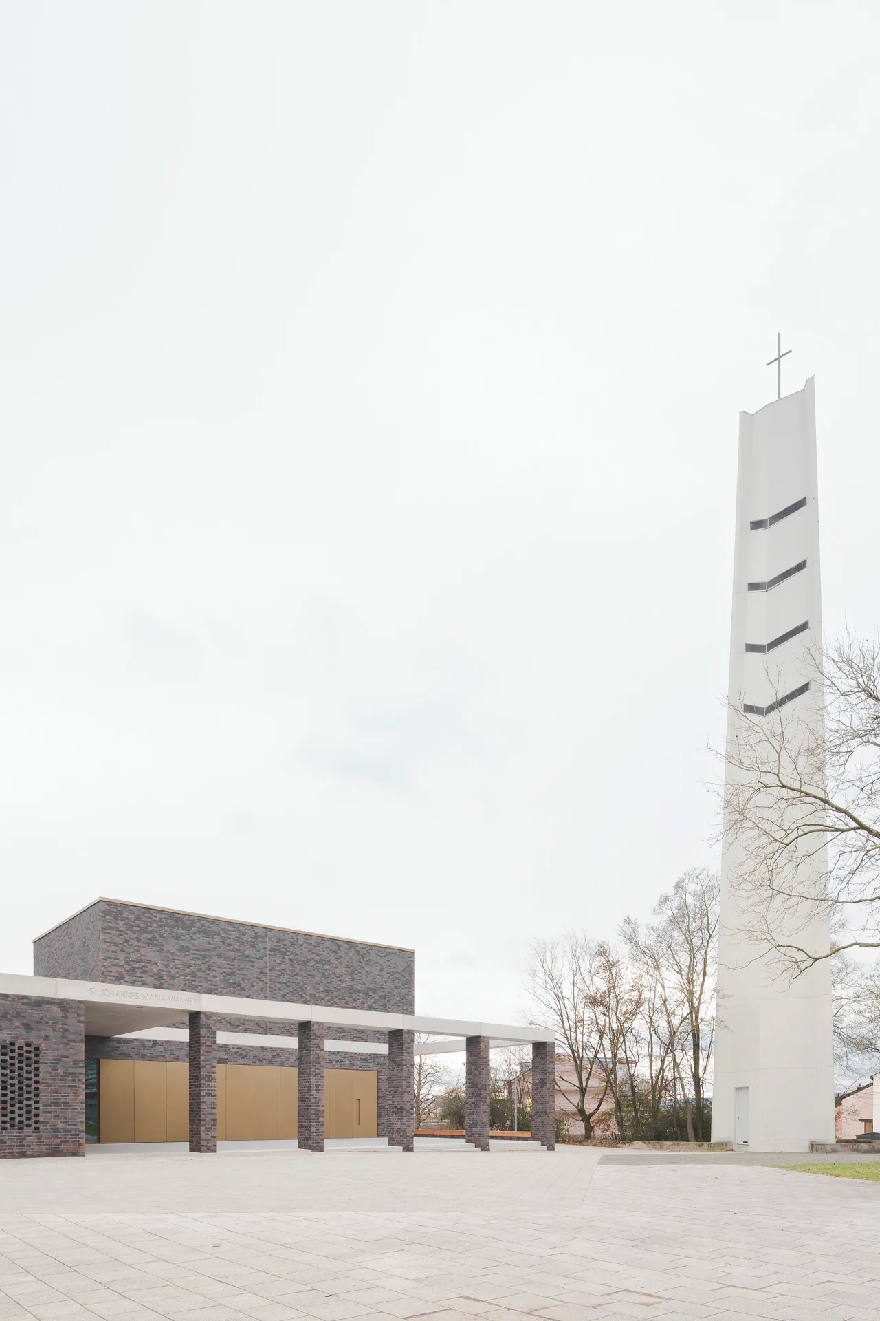Lediglich der vom Bestand abgerückte Glockenturm wurde als identitätstiftendes Bauwerk erhalten.