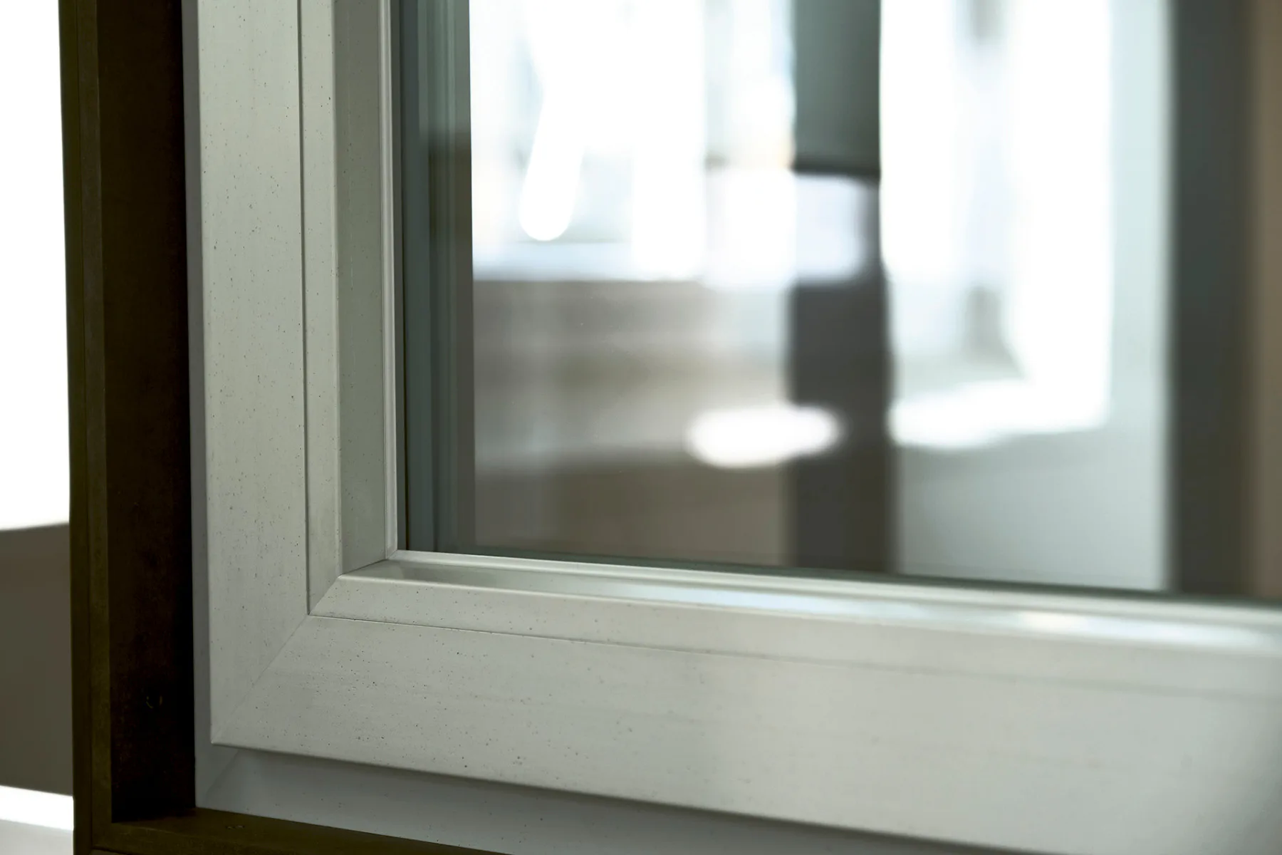 Greta-Fenster Loop in monochromer Beton-Optik