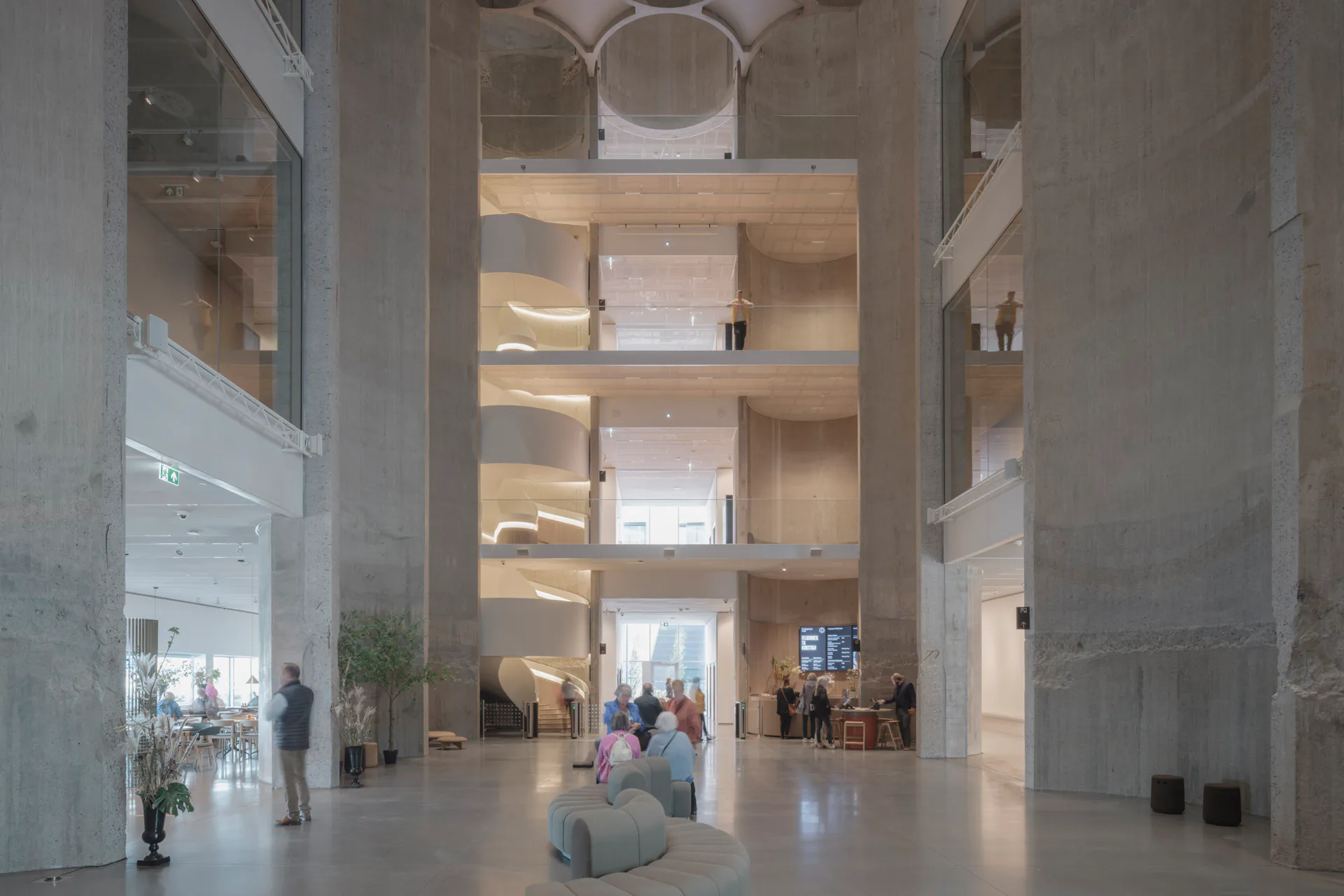 Herzstück des Museums ist ein Atrium, das aus den Silos herausgeschnitten wurde.