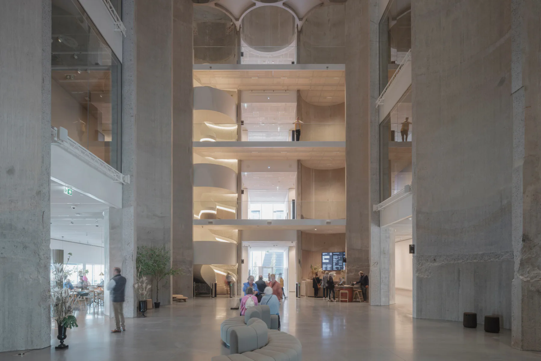 Herzstück des Museums ist ein Atrium, das aus den Silos herausgeschnitten wurde.
