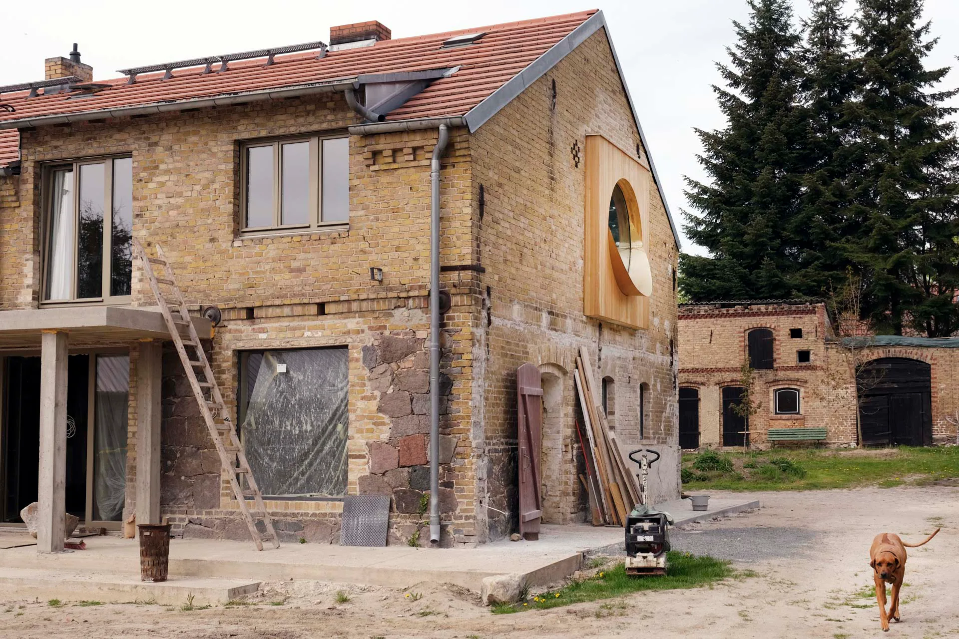 Das Haus während des Umbaus mit bereits eingefügtem Rundfenster