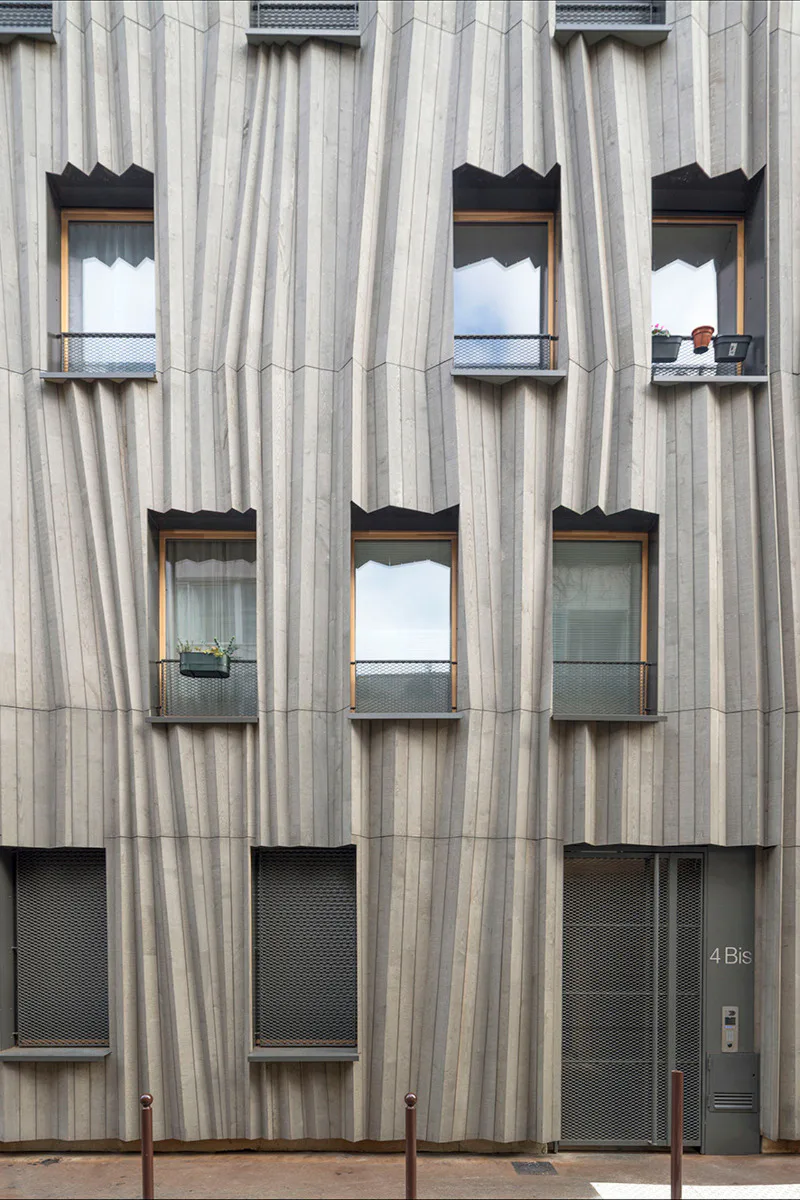 Die Fassade ist mit Kastanienholz verkleidet und soll mit der Zeit vergrauen.