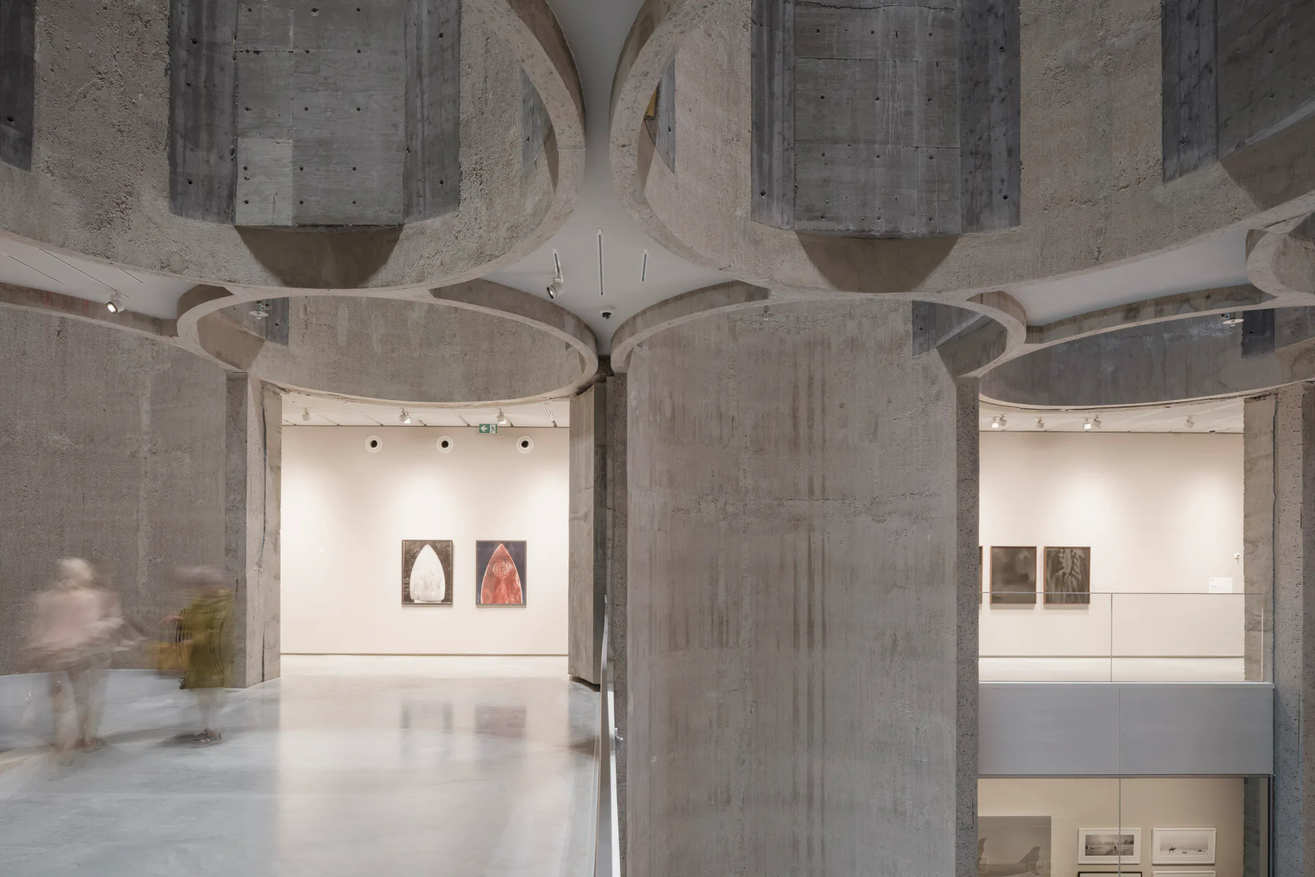 Die Ausstellungsbereiche grenzen direkt an das Atrium an.