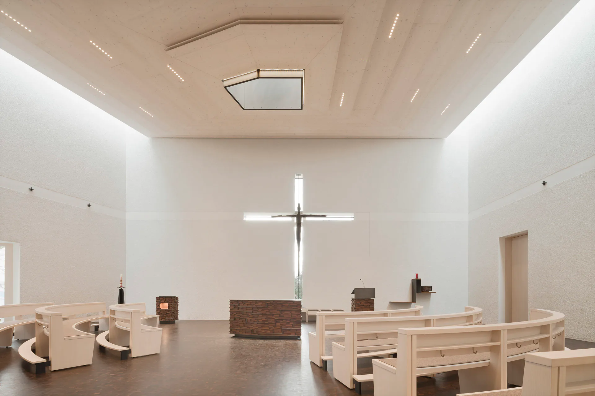 Die liturgischen Orte der Kirche sind ebenfalls von a+r Architekten gestaltet.