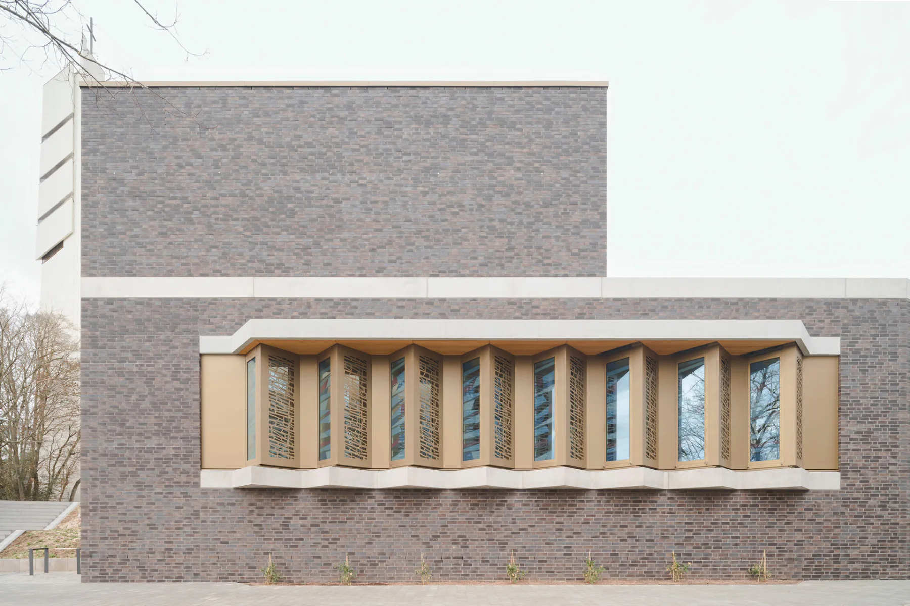 Die gezackte Fensteranordnung der Ostfassade lenkt den Blick in Richtung Süden über das Neckartal.
