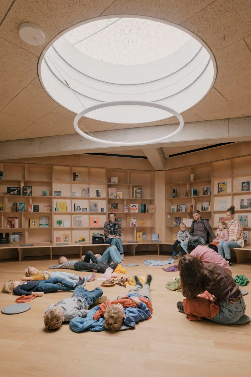 Bibliothek im Obergeschoss