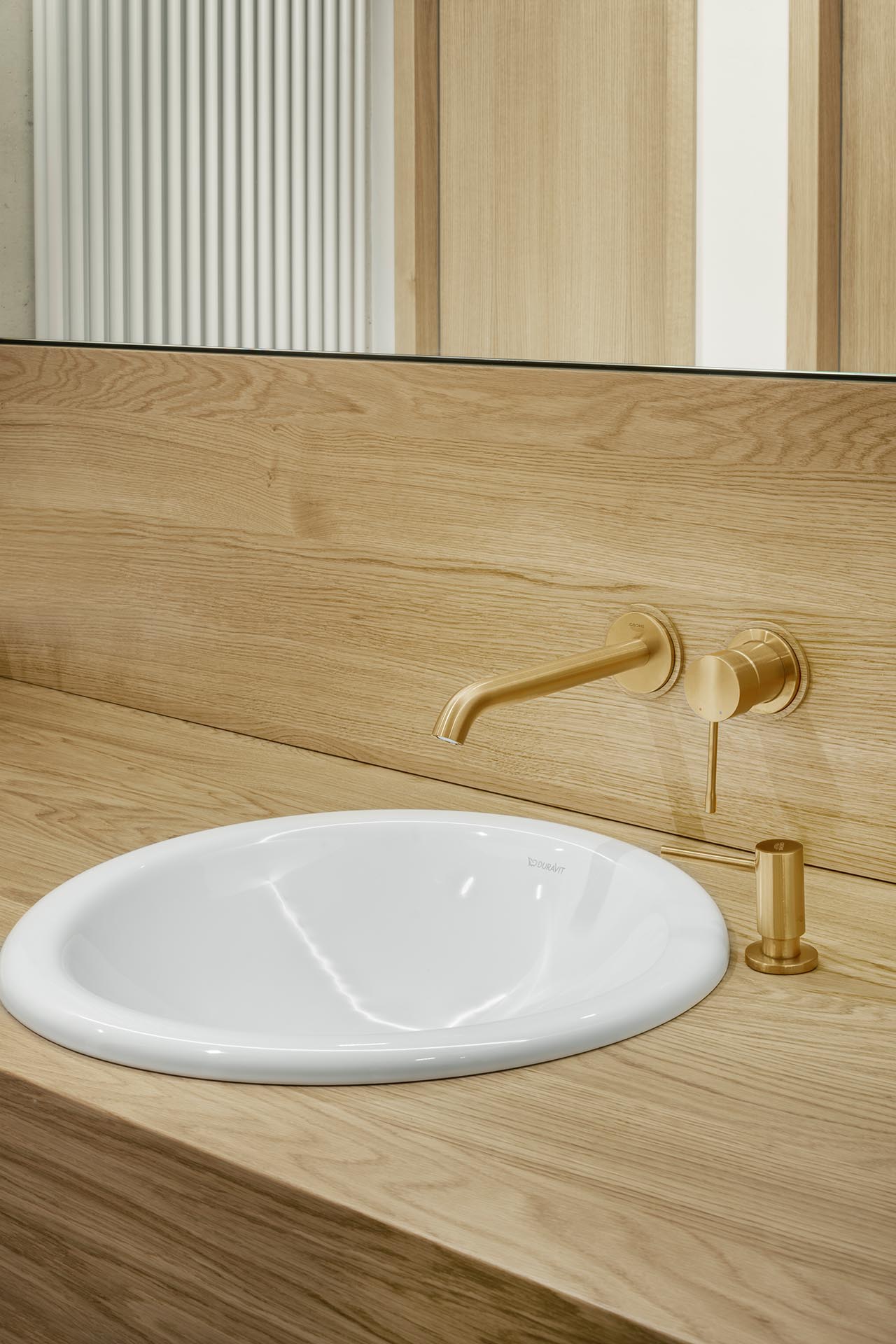 Mit ihrer schlanken Silhouette und der organischen Linienführung setzt die Grohe Essence Armatur in Cool Sunrise gebürstet stilvolle Akzente in den modernen Bädern und Sanitärräumen des Sartorius Quartier.