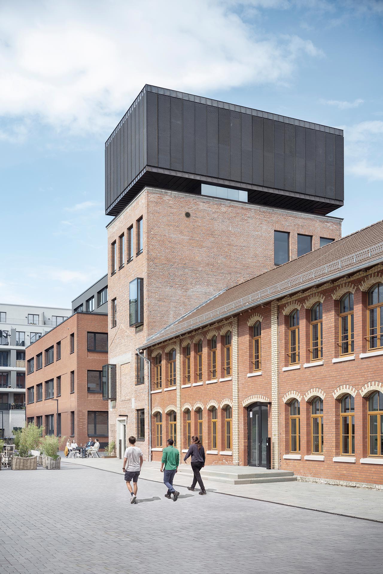 Wahrzeichen des Quartiers ist der historische Turm: Ihm wurde ein schwebendes Panoramageschoss hinzugefügt, das als „think tank“ für bis zu 40 Personen dient.