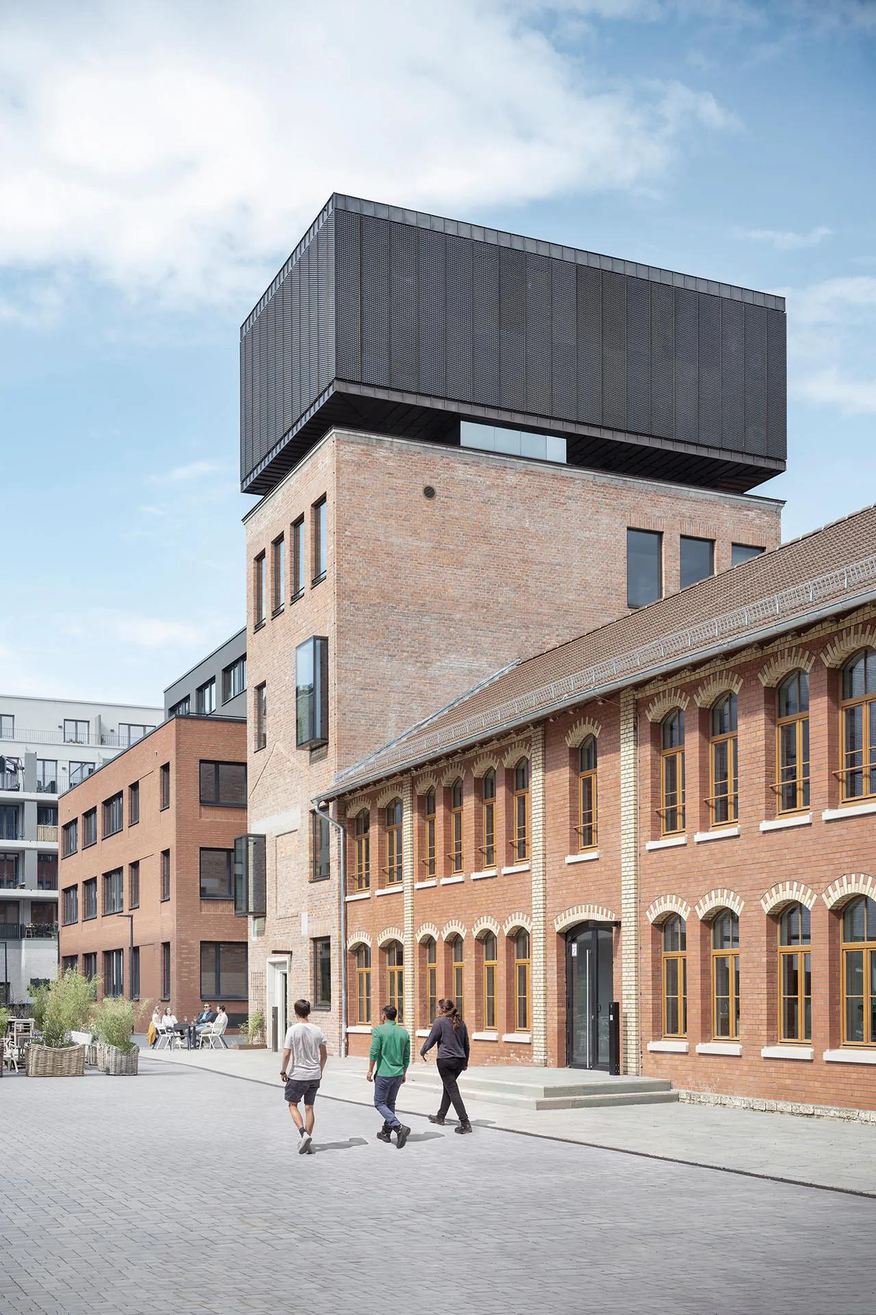 Wahrzeichen des Quartiers ist der historische Turm: Ihm wurde ein schwebendes Panoramageschoss hinzugefügt, das als „think tank“ für bis zu 40 Personen dient.