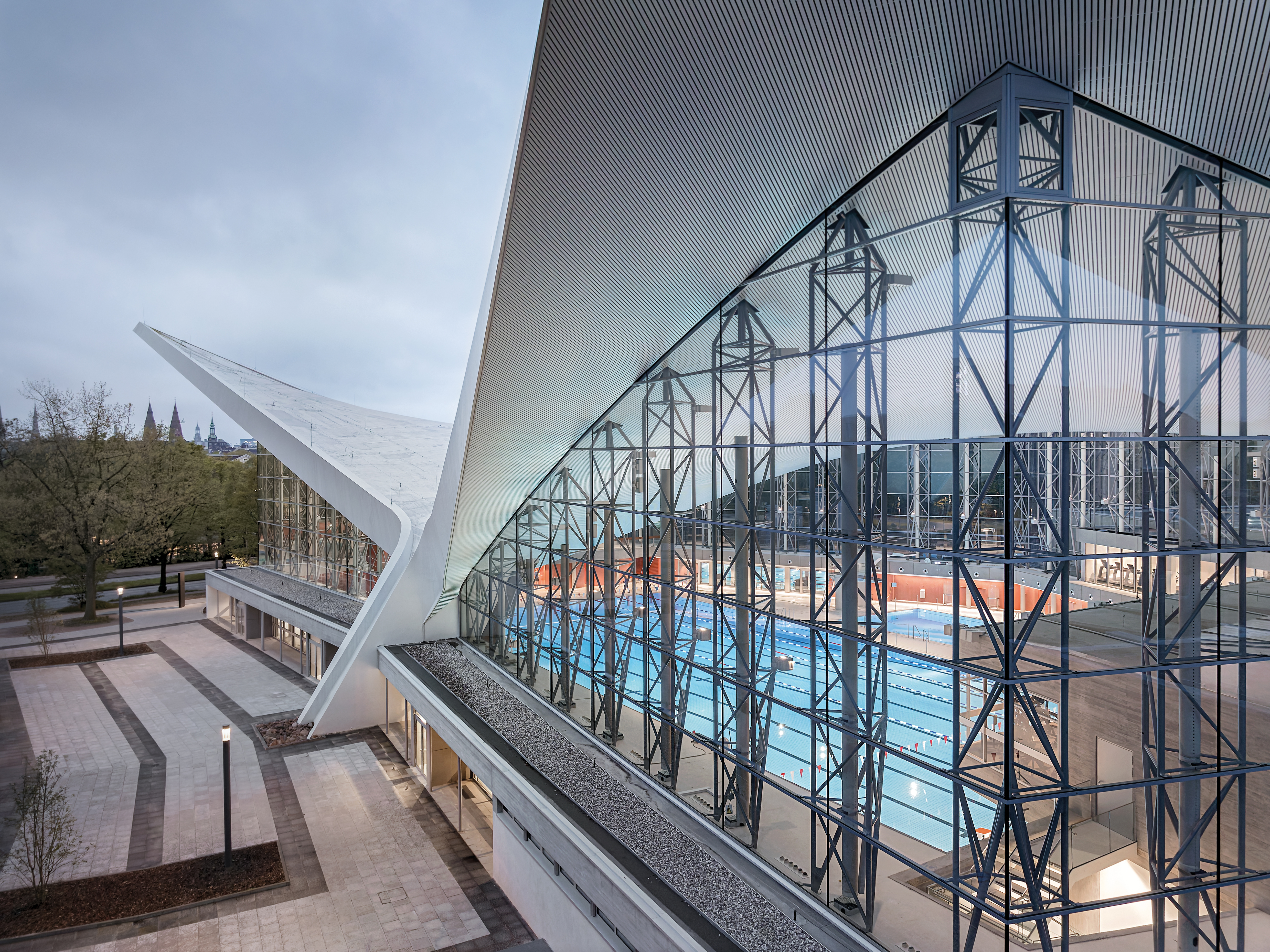 The original aluminium triple chord columns of the facade were preserved. They were removed, retrofit and now support the new insulation glazing.