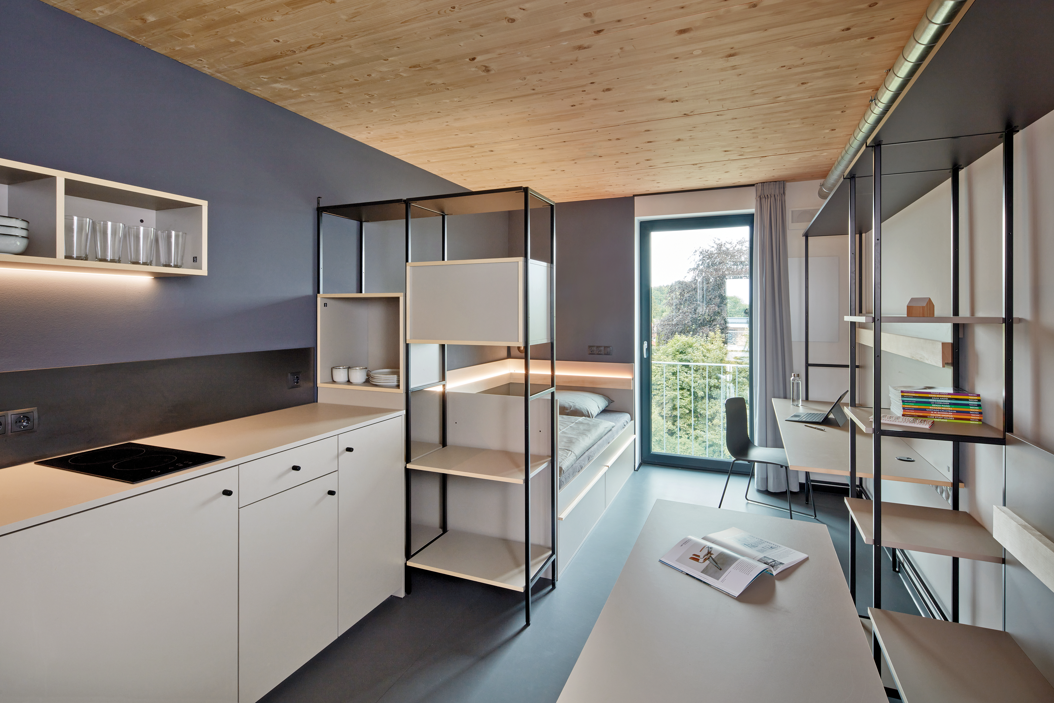 Das Standard-Apartment für eine Person hat 17 m2 Fläche. Dank des eigens entwickelten Möbelsystems wird der Platz optimal ausgenutzt.