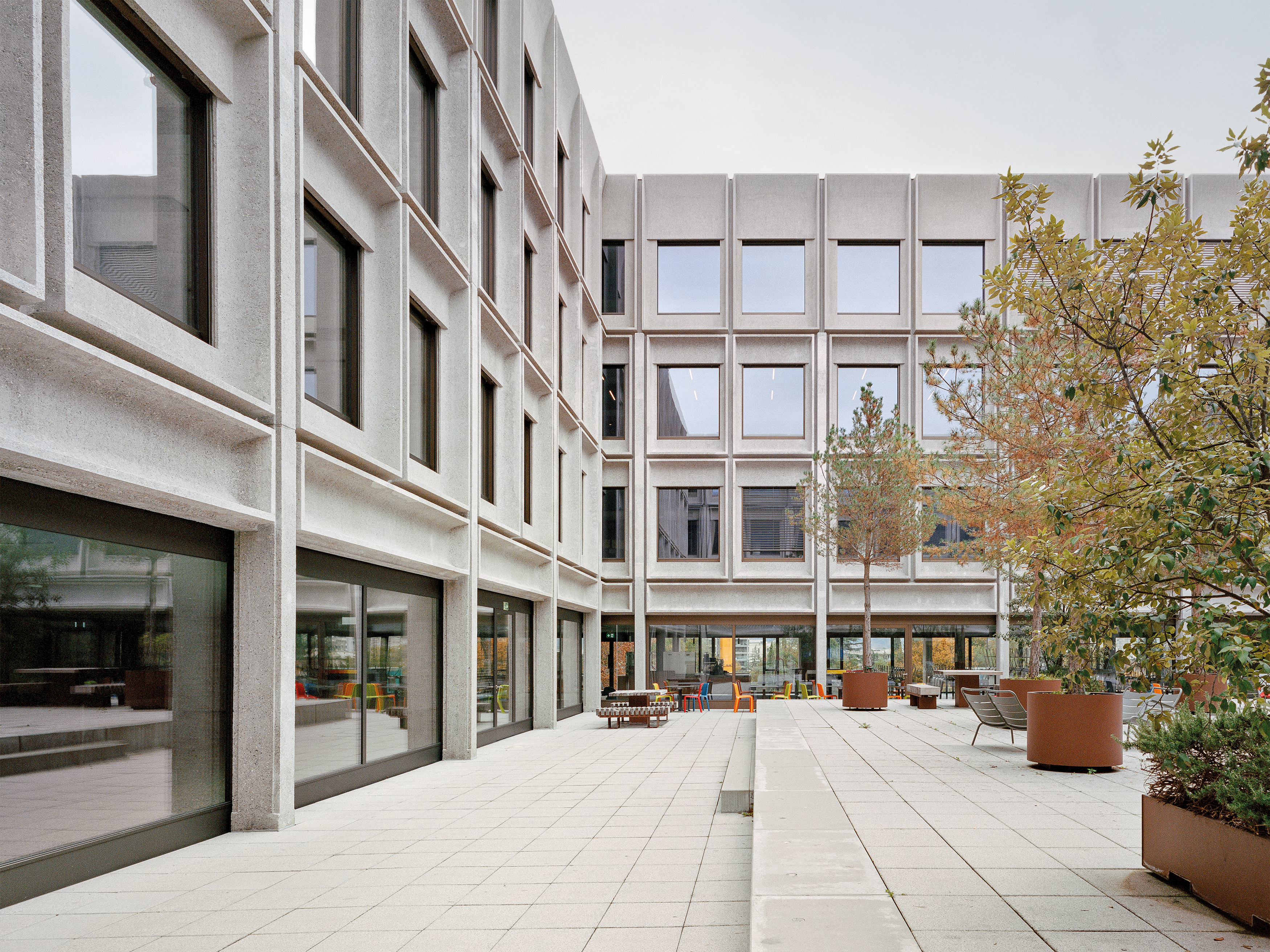 Die Innenhoffassade besteht aus den gleichen vorgefertigten Sichtbetonelementen wie die äußere Fassade. Fast alle Klassenräume liegen in den Obergeschossen.