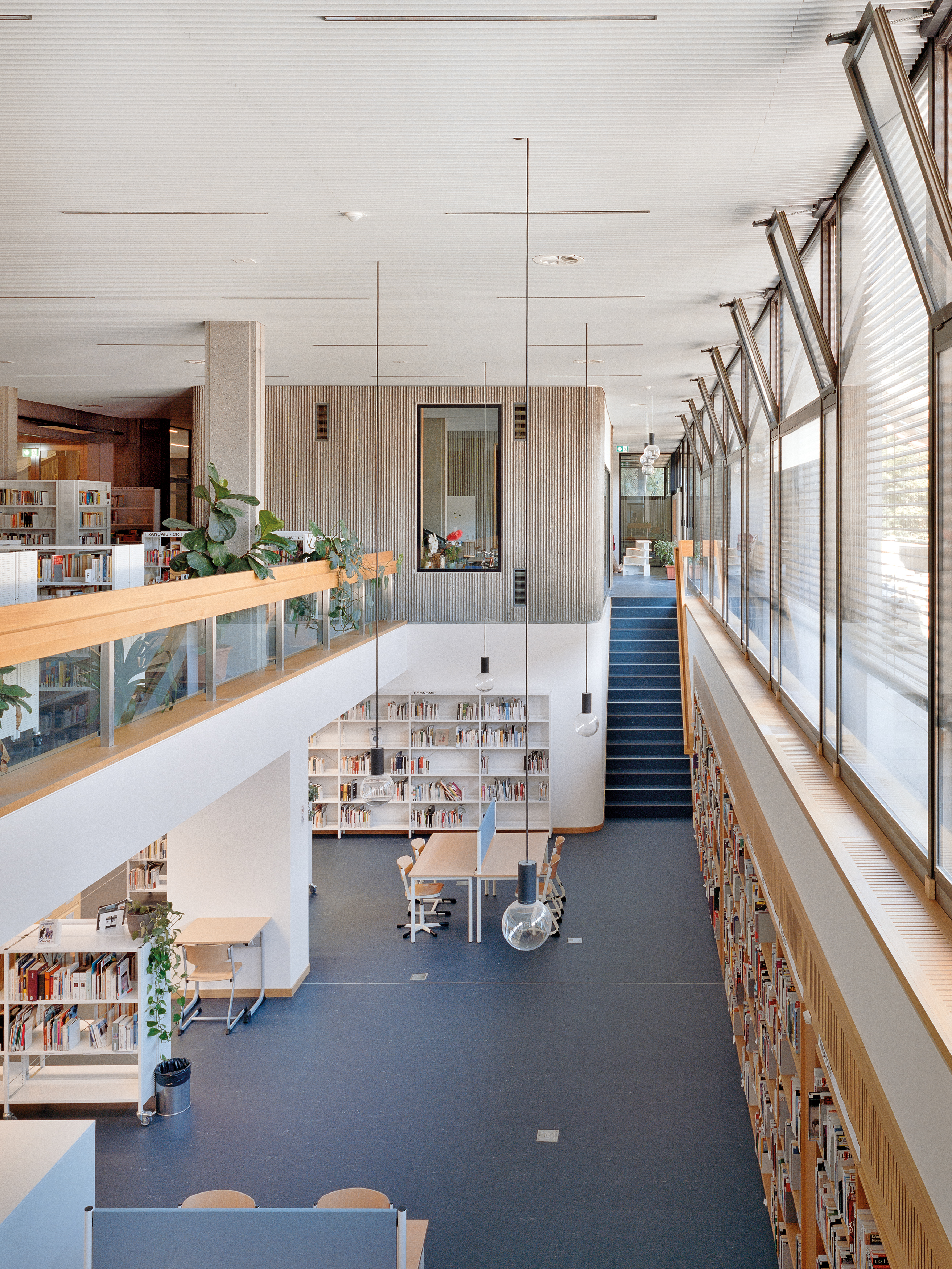 Die Bibliothek liegt an der Südfassade des Schulgebäudes.