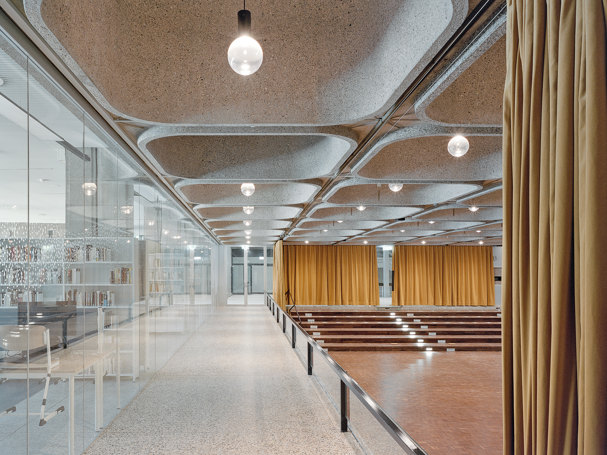 Aula unter dem Innenhof.
