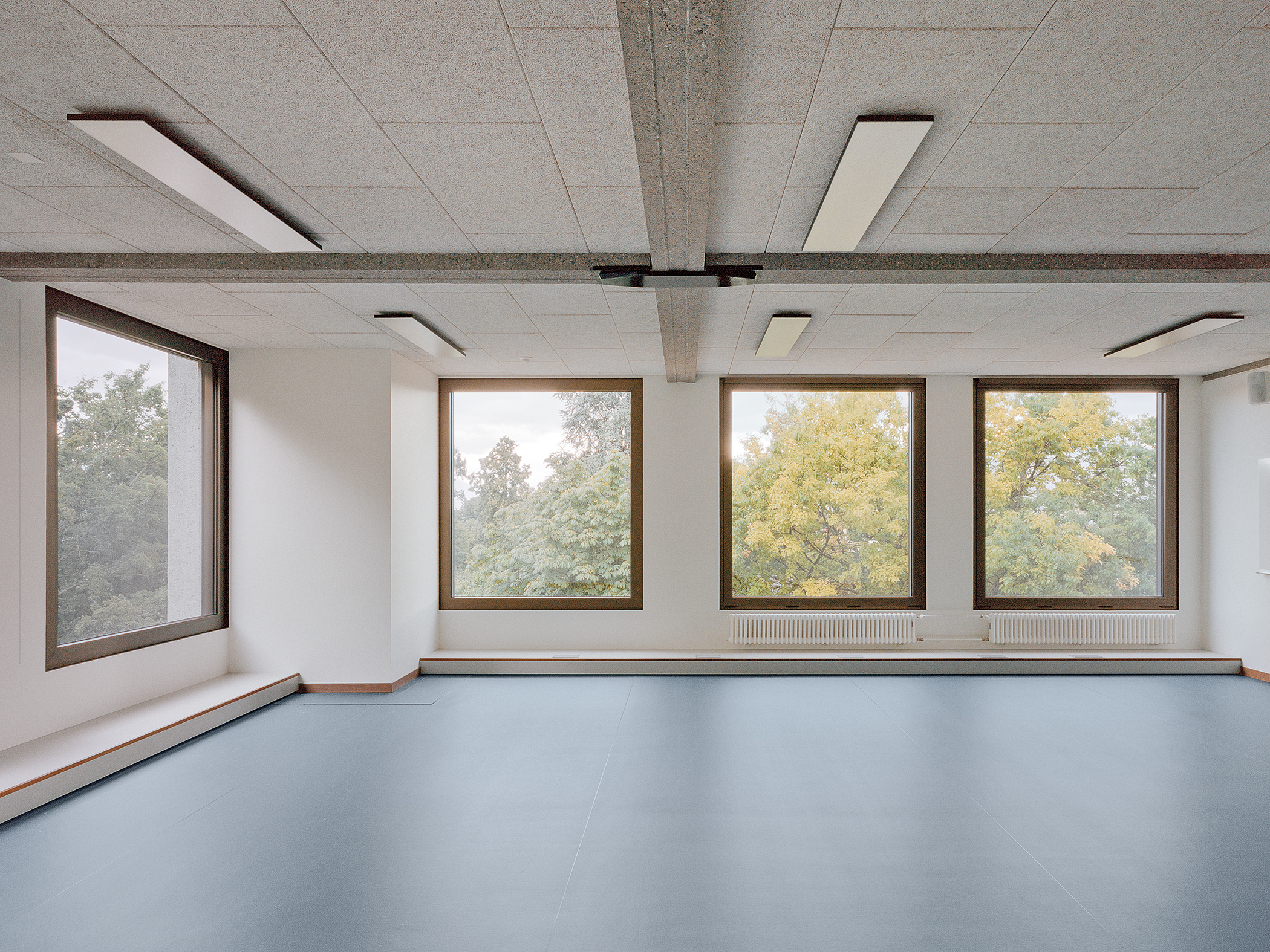 Die Klassenräume in der Aufstockung unterscheiden sich von jenen im Bestand vor allem durch mehr Raumhöhe und das sichtbare Holztragwerk.