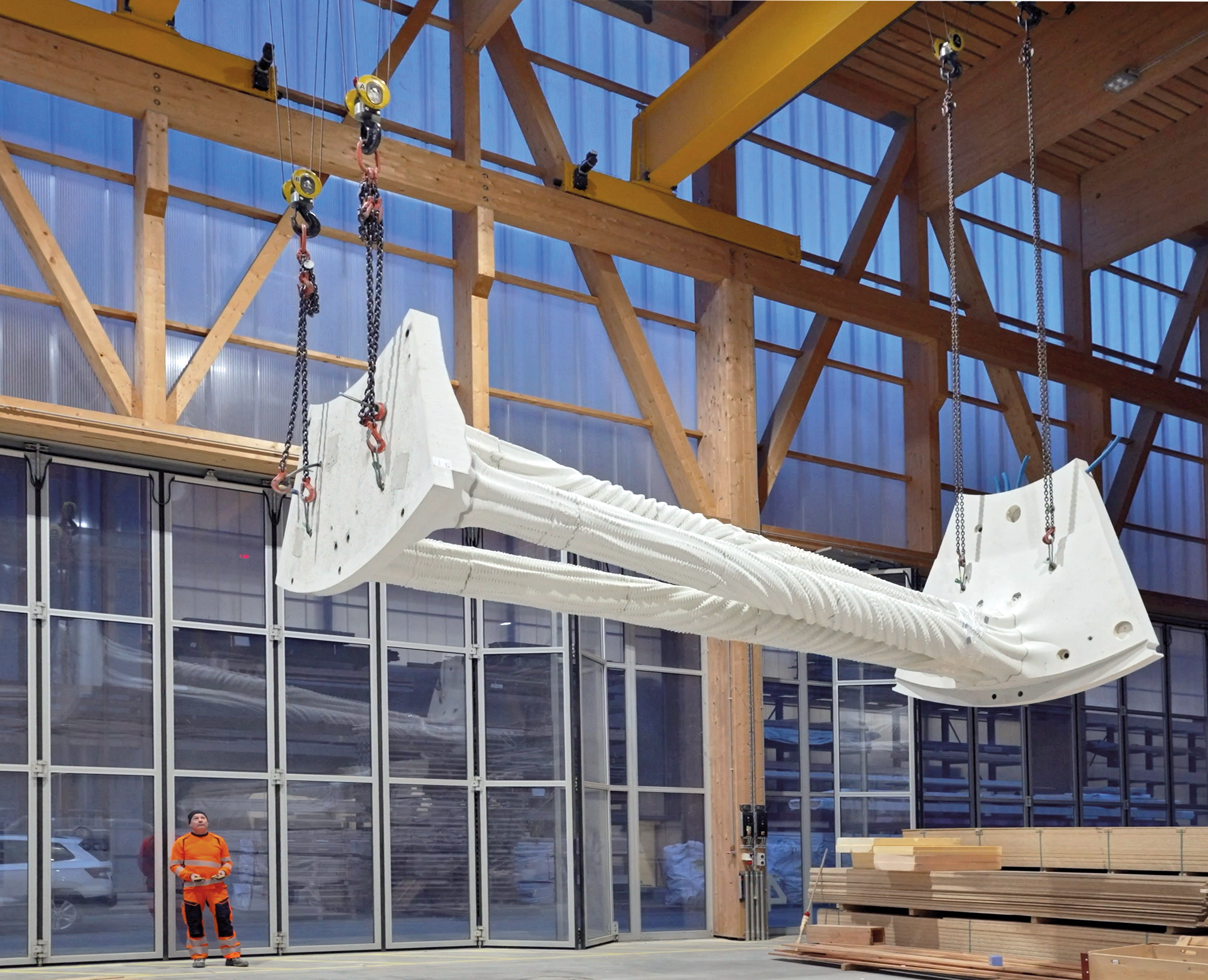 Die Säulen der Ebene 4 sind 6 m hoch und werden für den Transport gekippt. Die modularen
Elemente können später wieder demontiert und an einem anderen Ort aufgebaut werden.