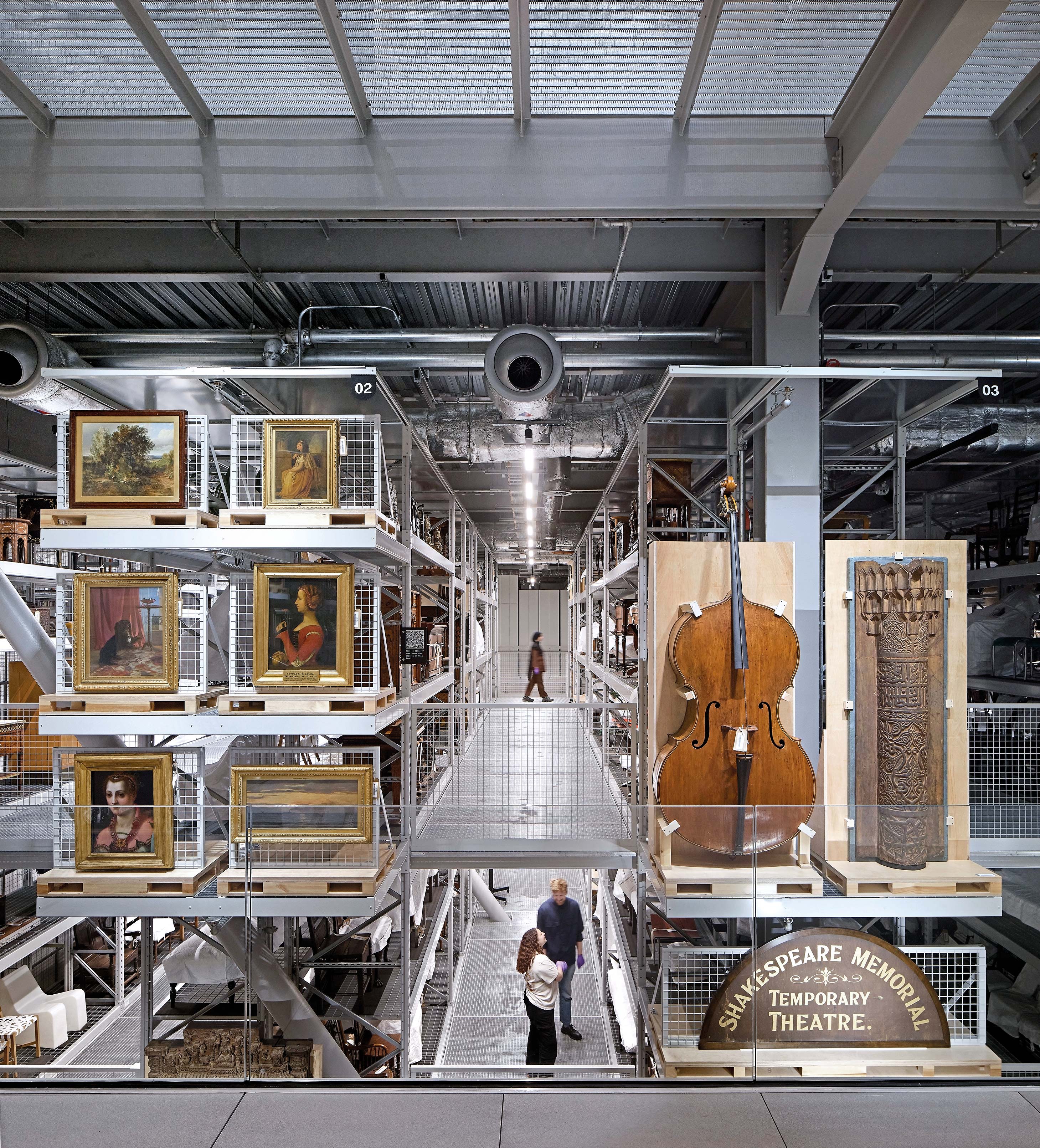 An den Enden der Regale haben Diller Scofidio + Renfro immer wieder Vitrinen integriert, die für einen schnellen Wechsel der Ausstellungsstücke konzipiert sind.