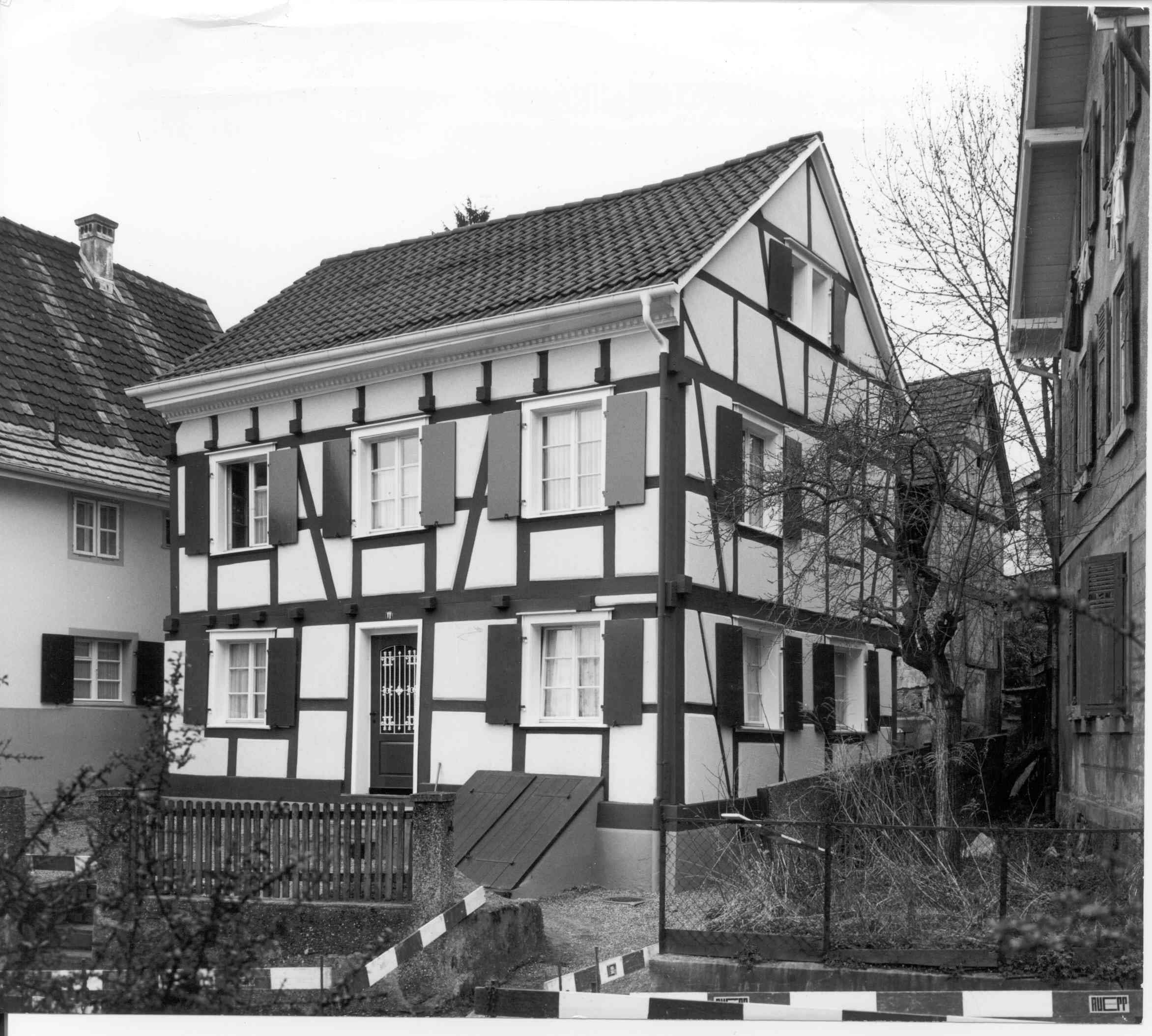 Das neue Haus übernimmt Lage, Baukörperform und Fassadengliederung vom Vorgänger. Die Bauweise als vorgefertigter Holztafelbau macht diagonale Streben überflüssig.