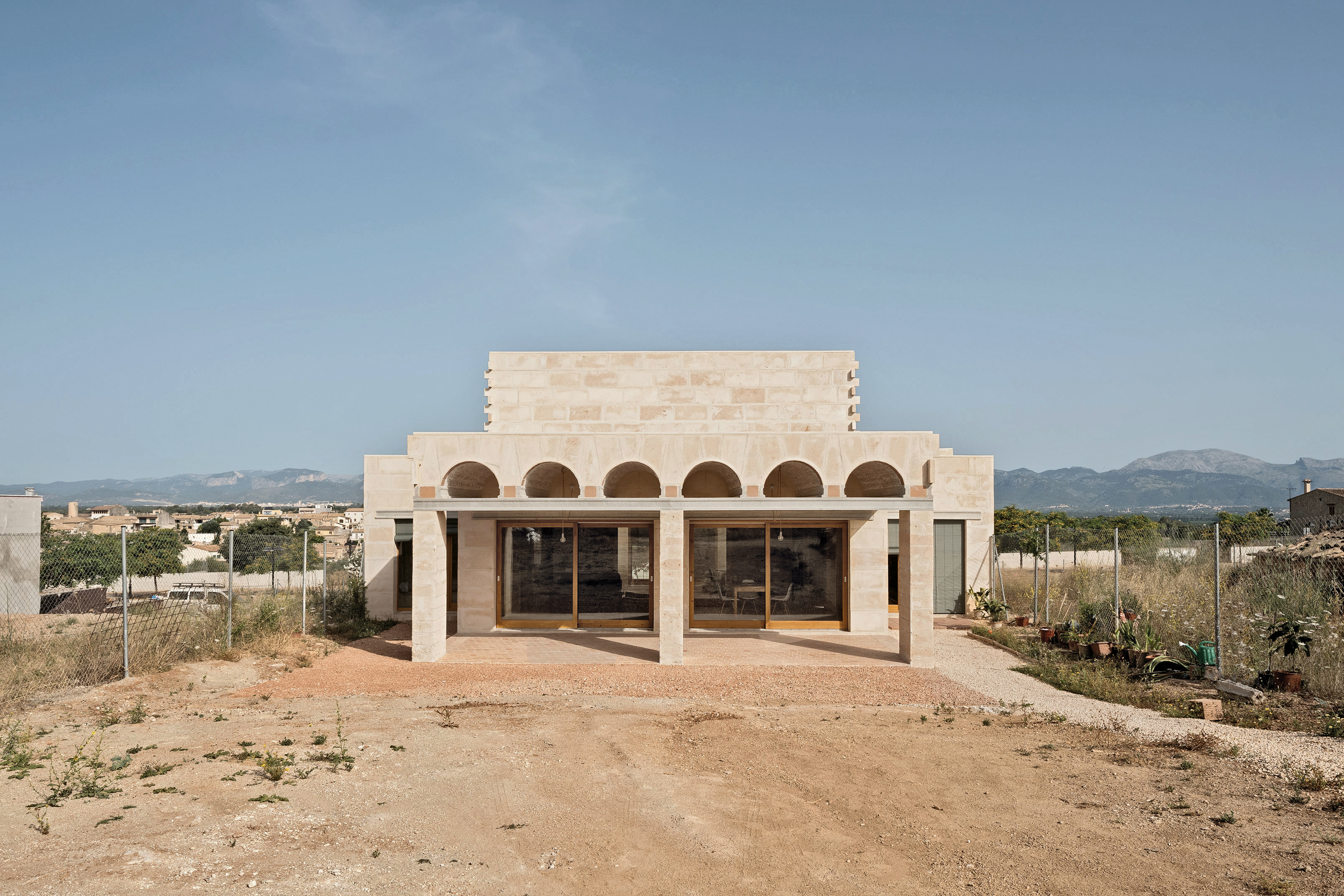 The single storey house is located in a new development on the outskirts of Llubí. It displays a sandstone face on the exterior and unrendered brick walls on the interior.
