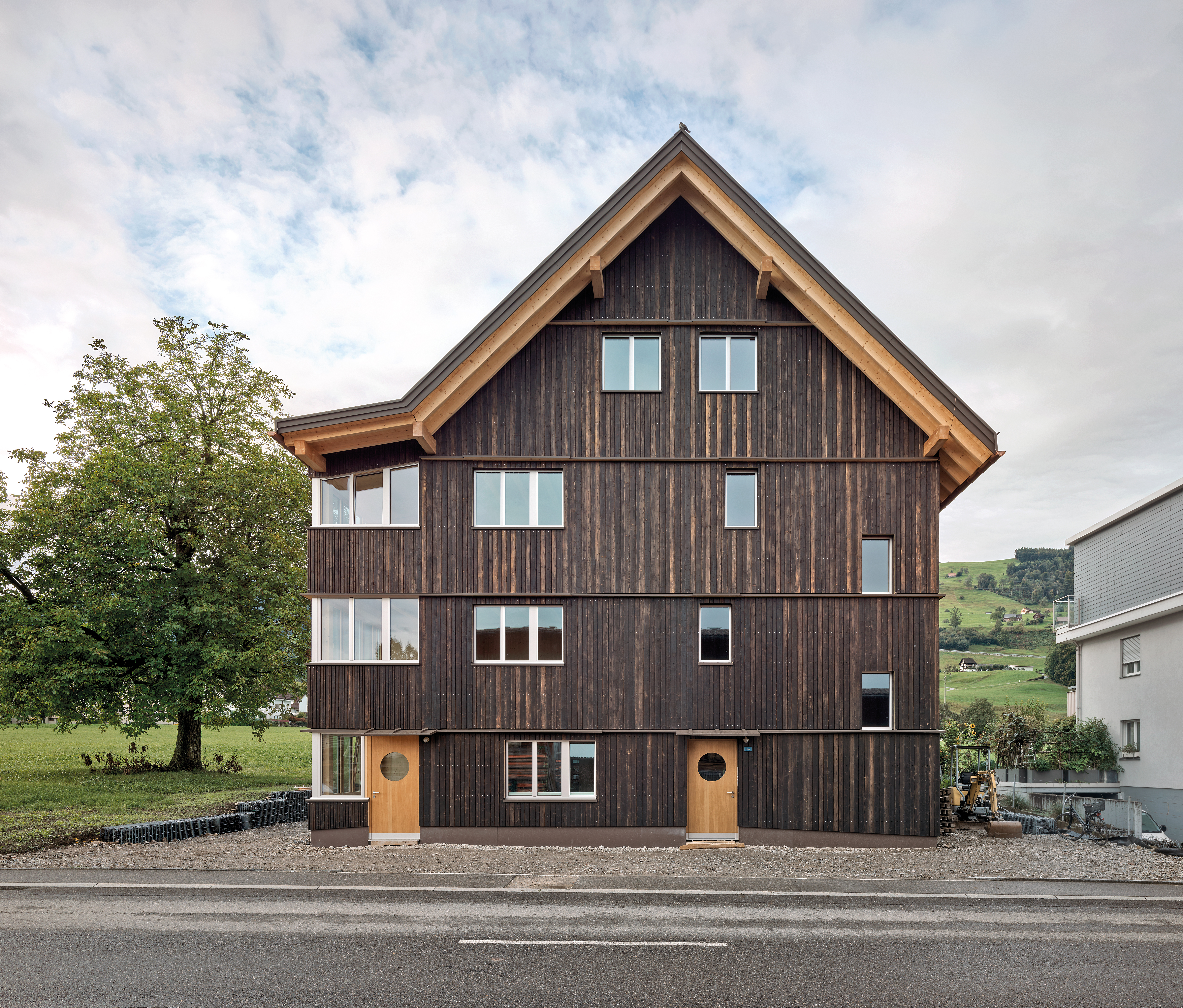Viel Wohnraum für eine Großfamilie schufen Jomini & Zimmermann Architekt:innen in ihrem Mehrgenerationenhaus im schweizrischen Altendorf. Die Gebäudeform ist an die Bauernhäuser der Umgebung angelehnt.