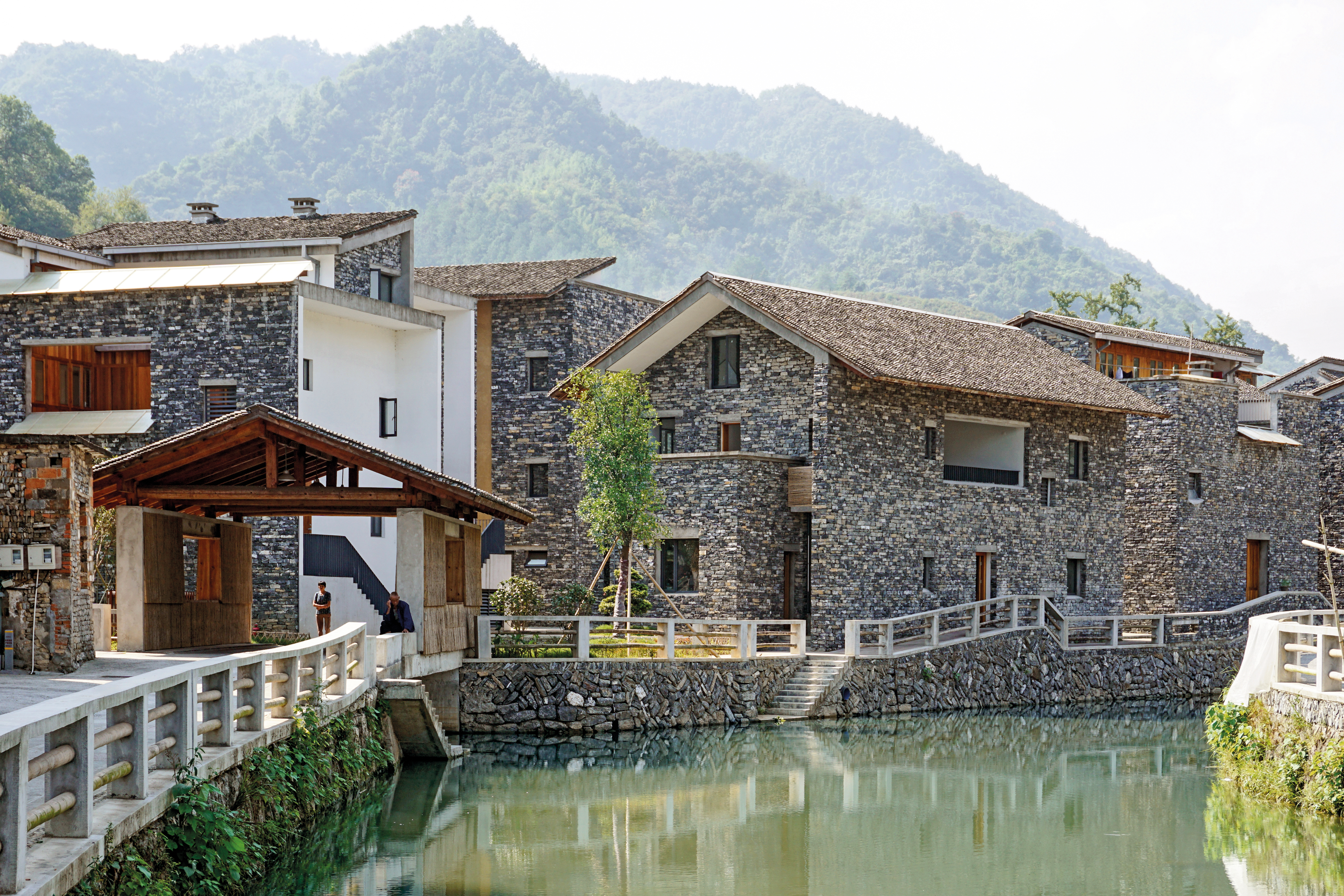 Ein Gegenmodell zur Landflucht in China schuf Wang Shus Büro Amateur Architecture Studio in Wencun: Mehr als 30 Wohnhäuser entstanden aus ortstypischen Materialien.