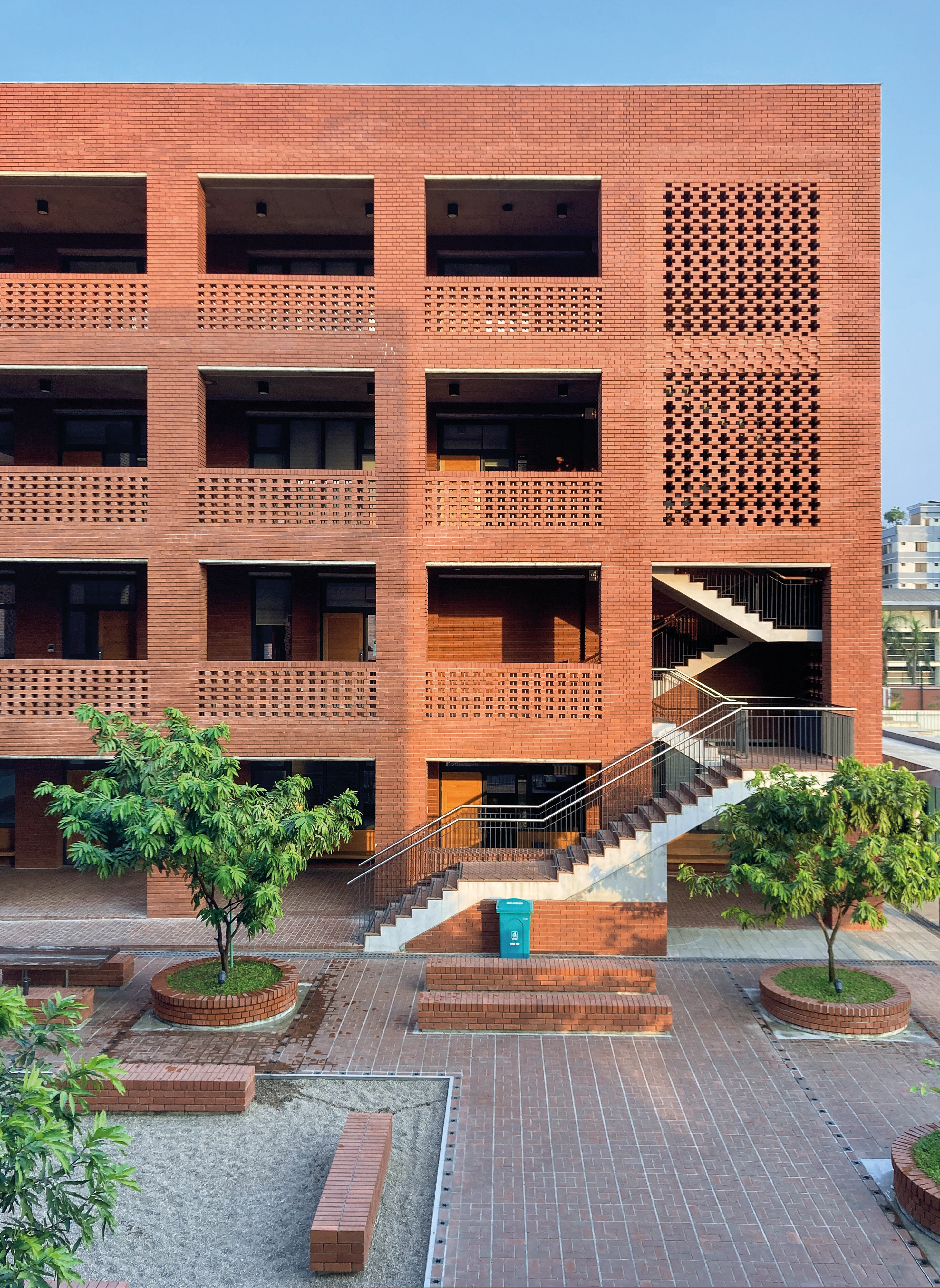 Die Aga Khan Academy in Dhaka besteht aus viergeschossigen Ziegelbauten, die Innenhöfe umgeben. Das teils perforierte Mauerwerk greift Elemente aus der Tradition indischer Architektur auf.